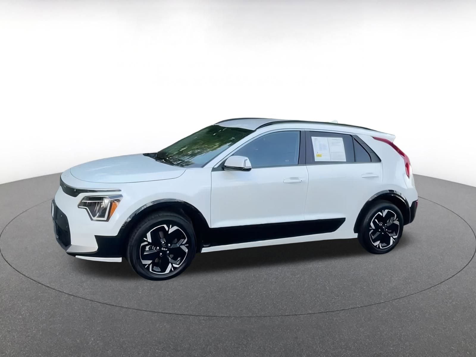 Thumbnail: 2023 Kia Niro - 8