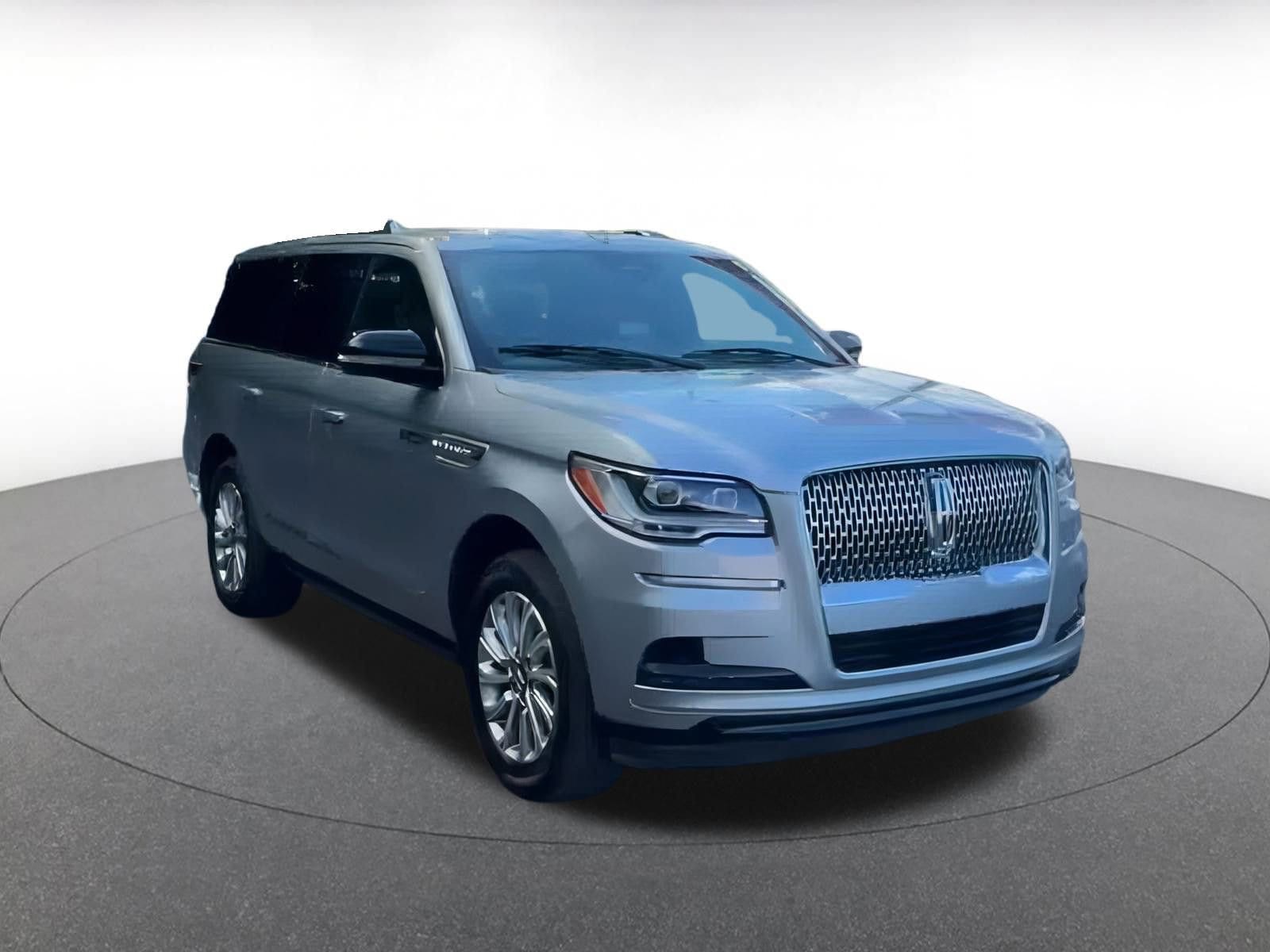 Thumbnail: 2023 Lincoln Navigator - 3