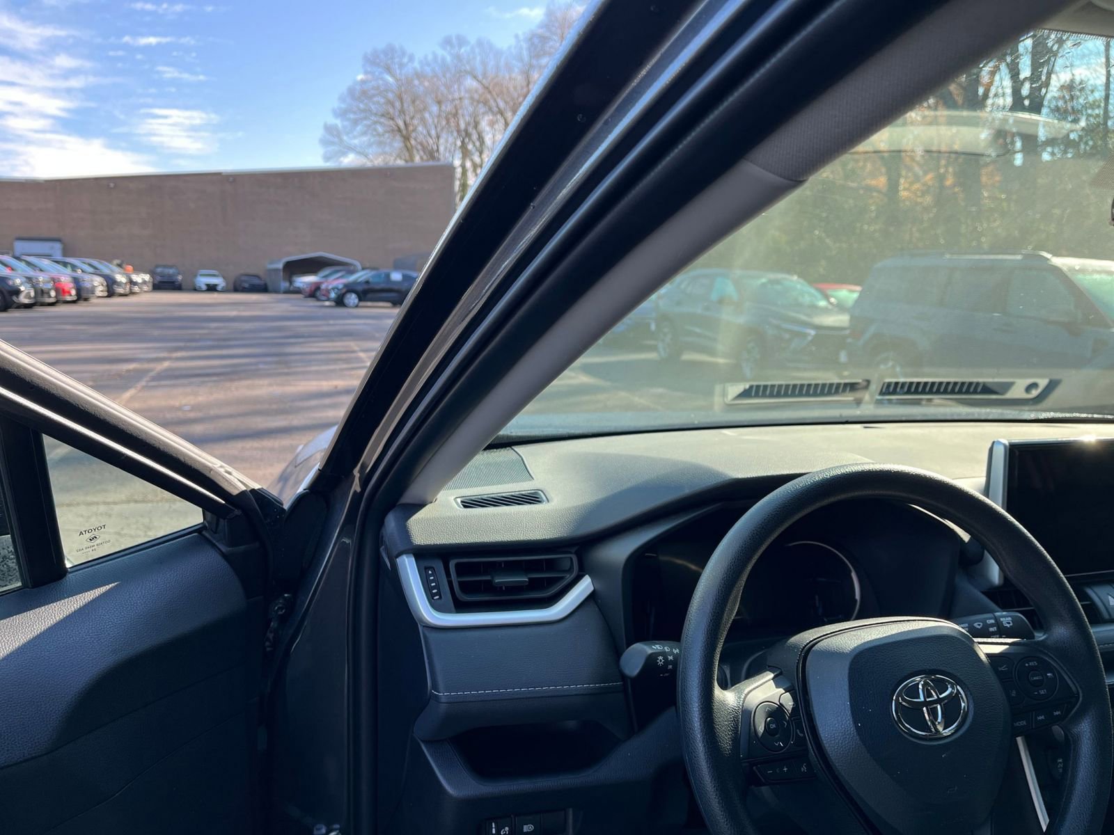 Thumbnail: 2025 Toyota RAV4 - 32