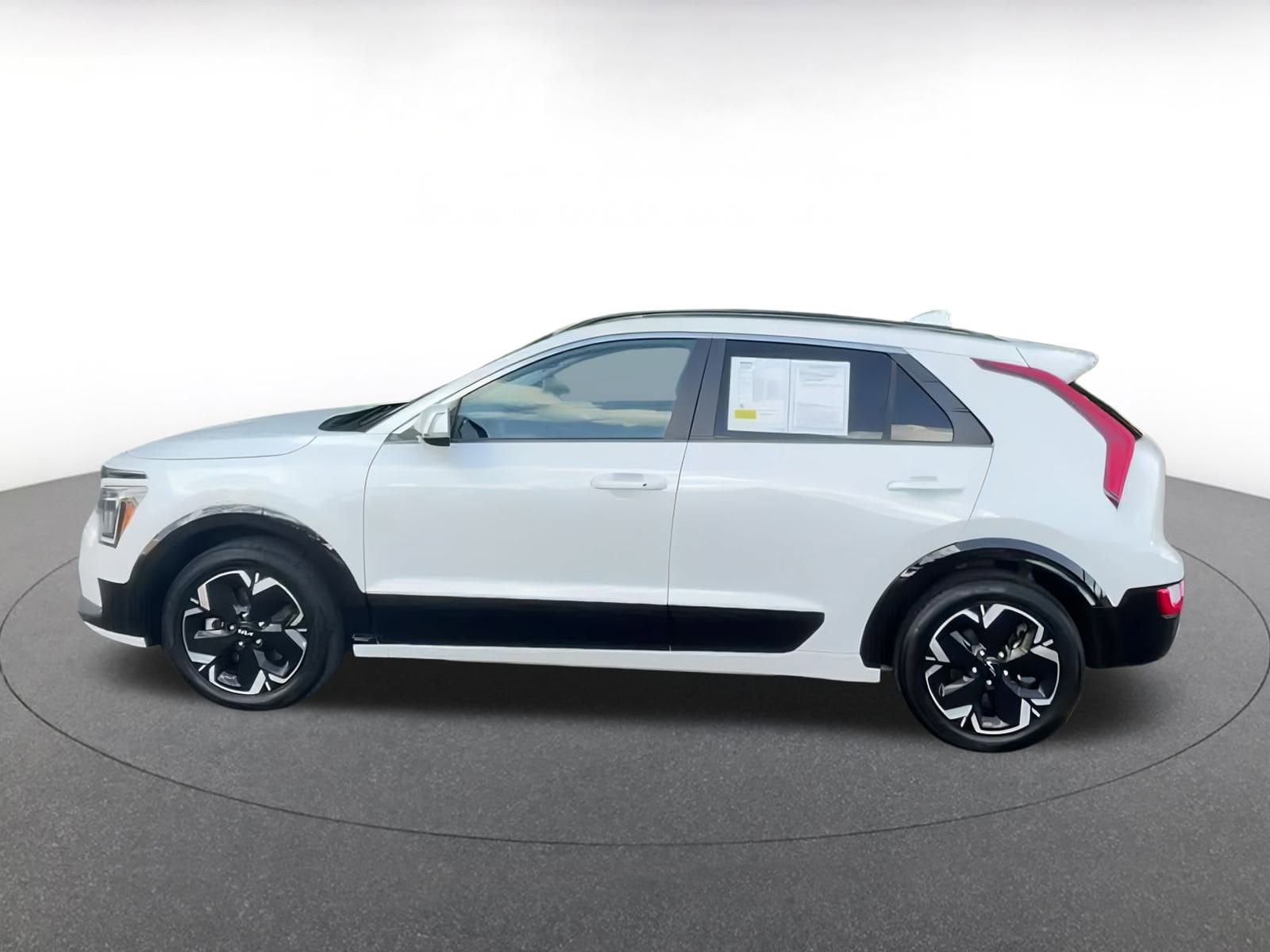 Thumbnail: 2023 Kia Niro - 9