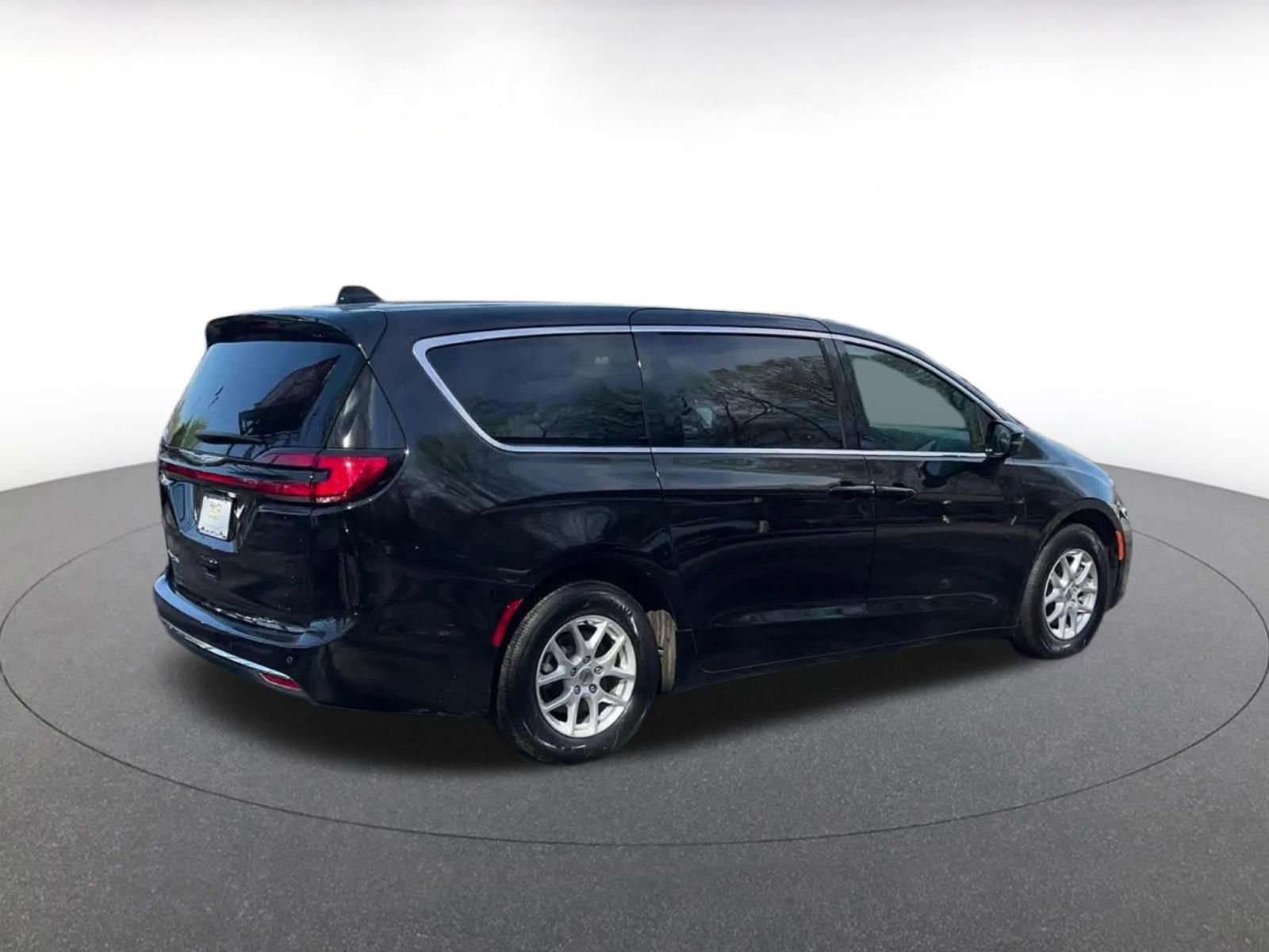 Thumbnail: 2025 Chrysler Pacifica - 15