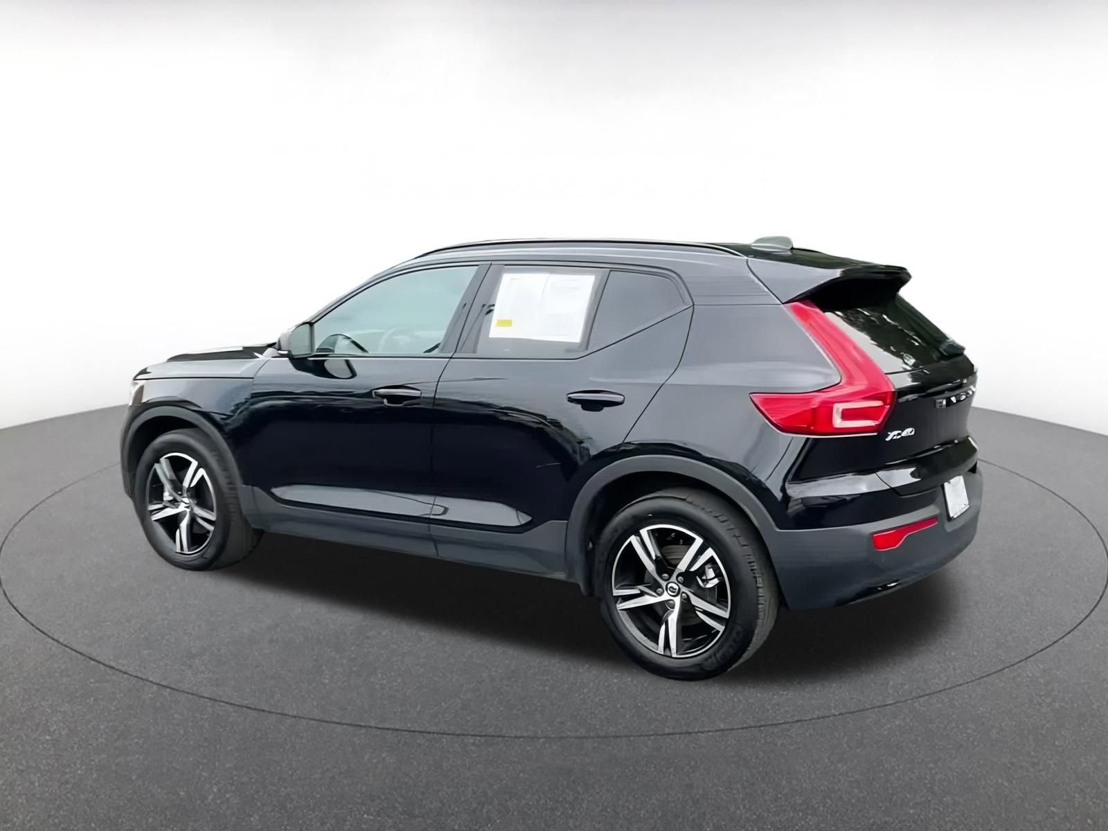 Thumbnail: 2024 Volvo XC40 - 10