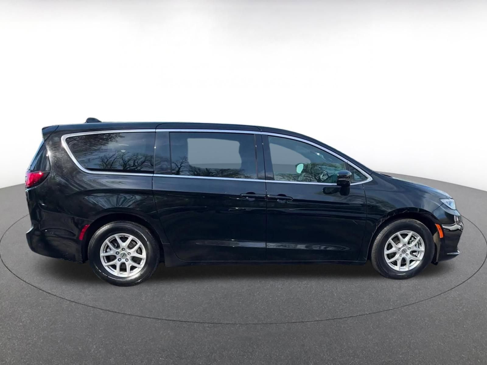 Thumbnail: 2025 Chrysler Pacifica - 16