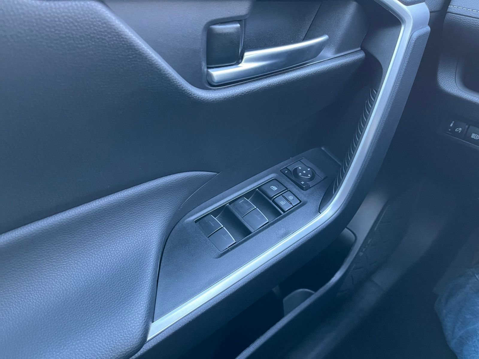 Thumbnail: 2025 Toyota RAV4 - 20