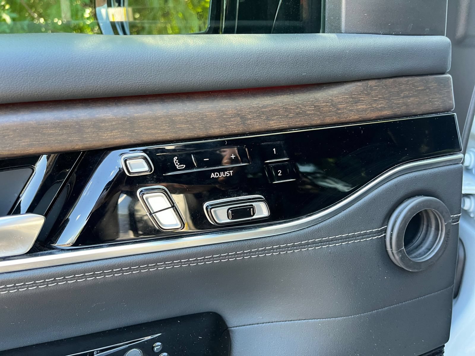 Thumbnail: 2023 Jeep Grand Wagoneer - 19