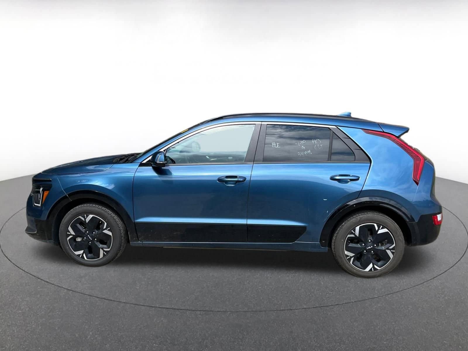 Thumbnail: 2023 Kia Niro - 7