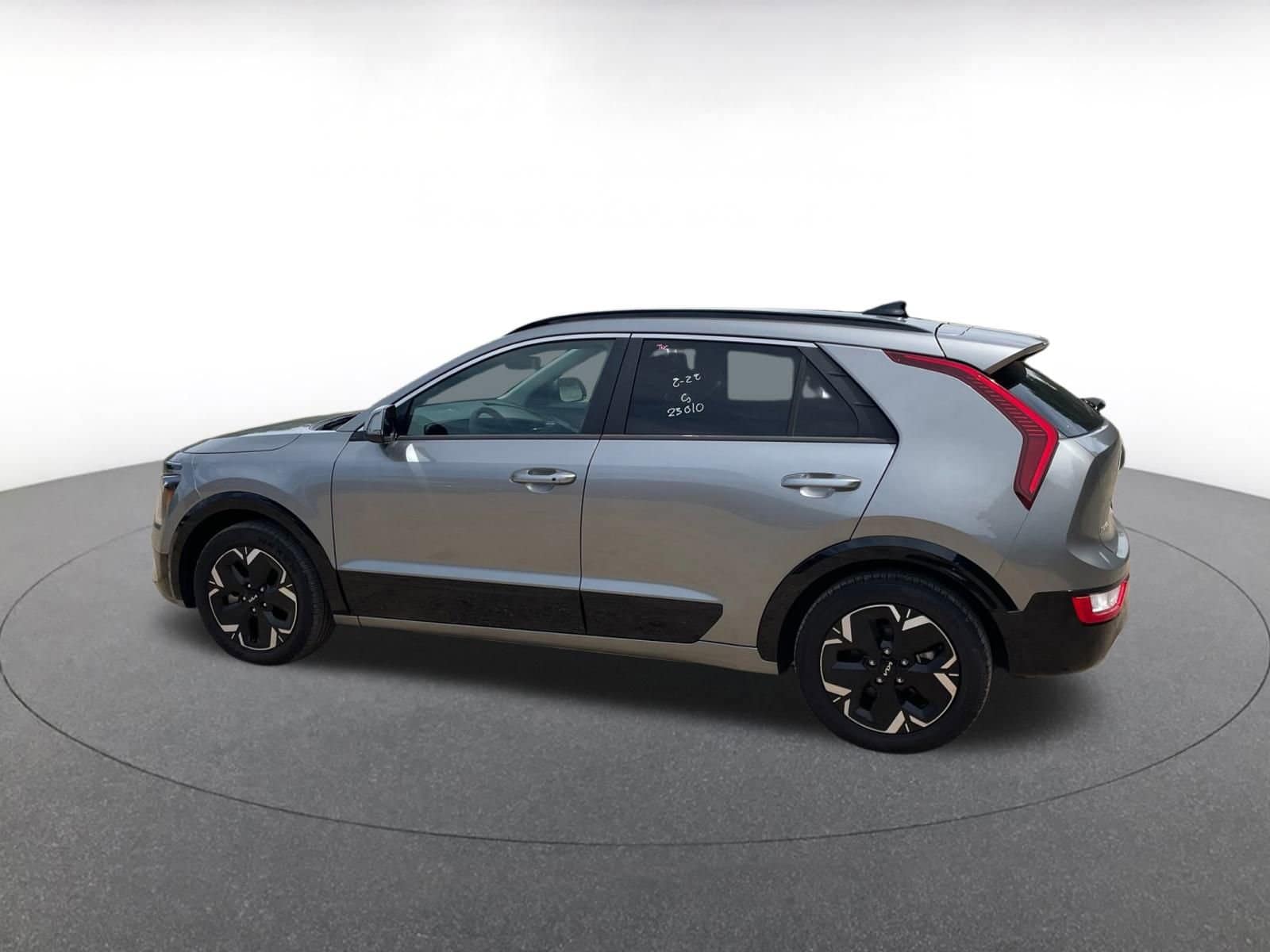 Thumbnail: 2023 Kia Niro - 6