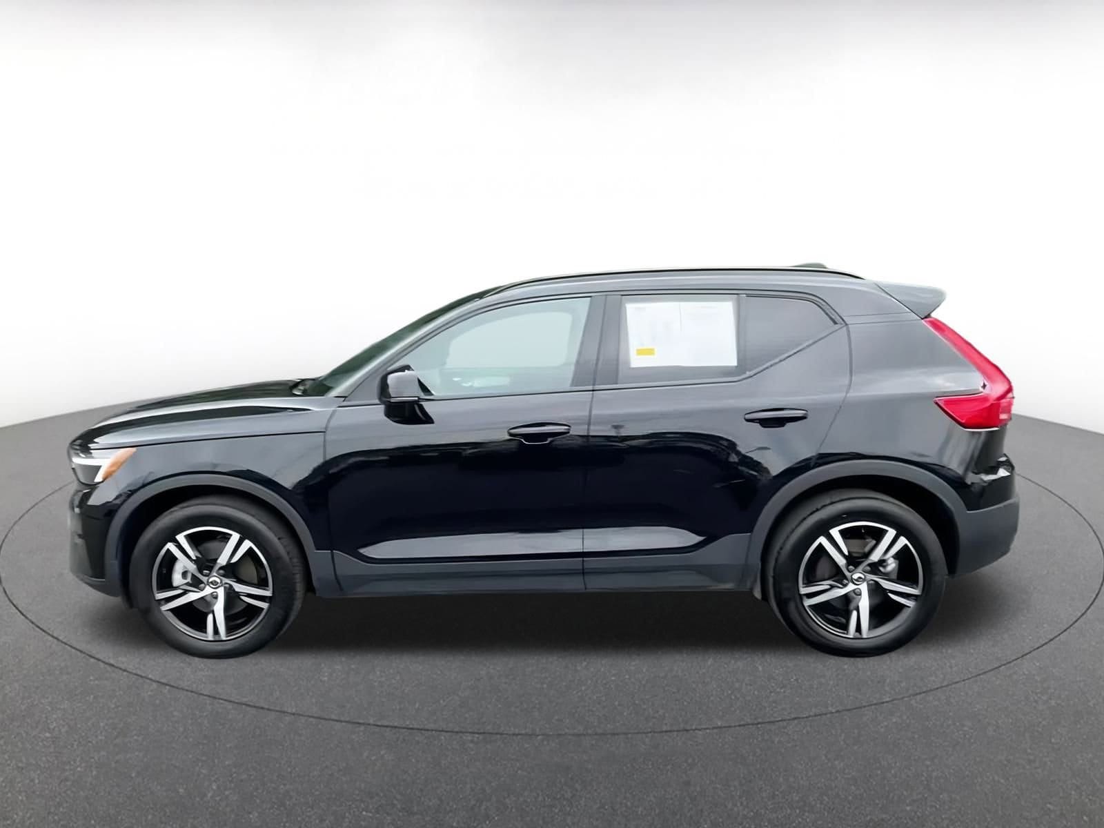 Thumbnail: 2024 Volvo XC40 - 9