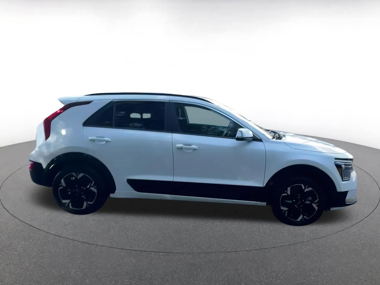 Thumbnail: 2023 Kia Niro - 16