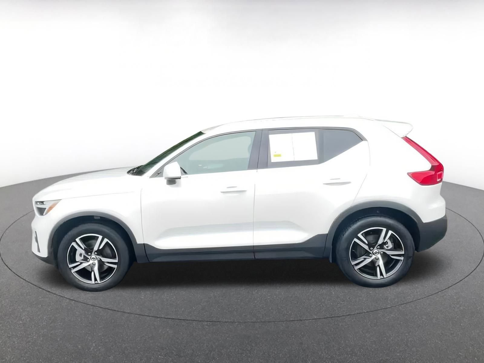 Thumbnail: 2024 Volvo XC40 - 9