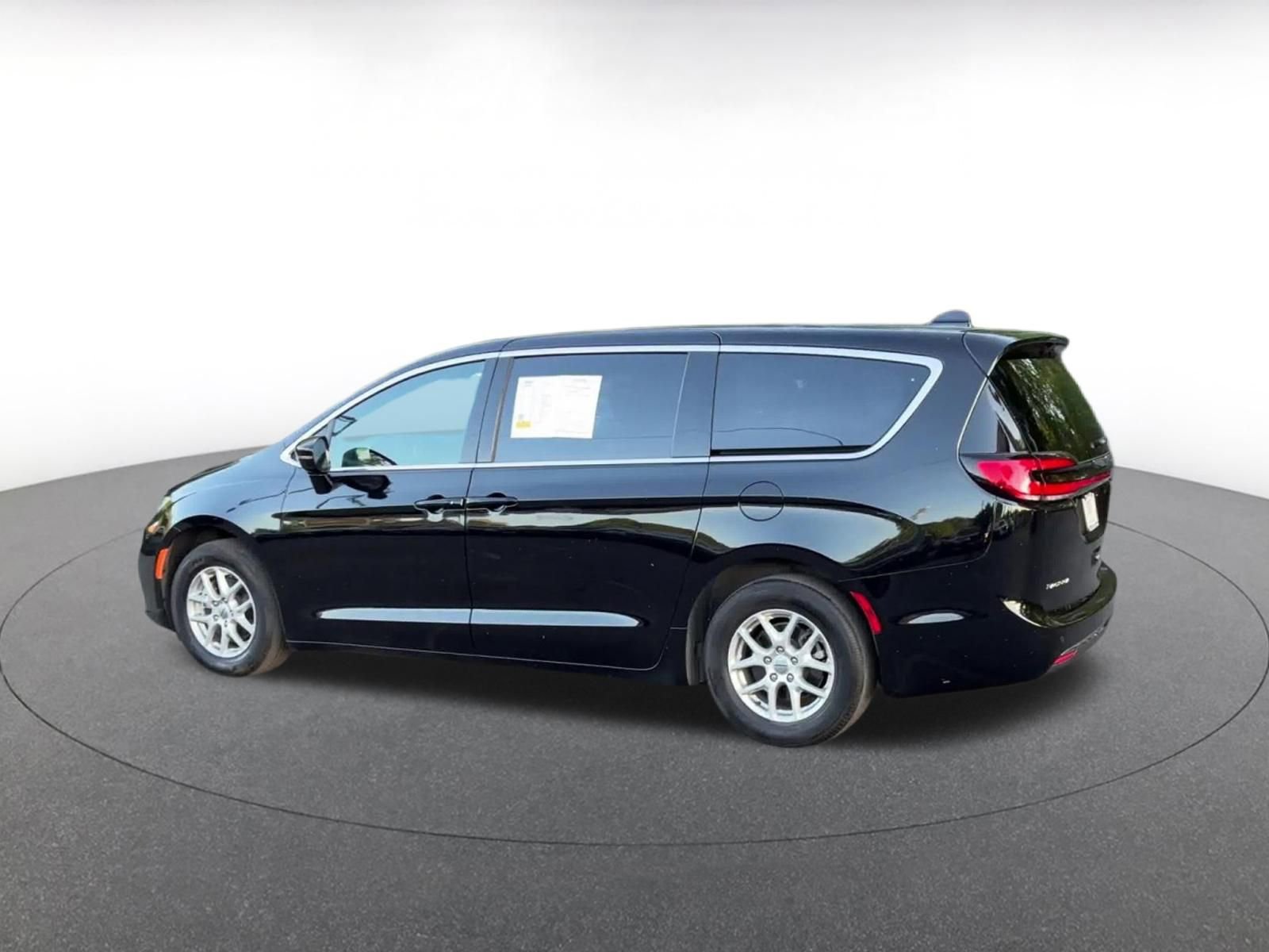 Thumbnail: 2025 Chrysler Pacifica - 10