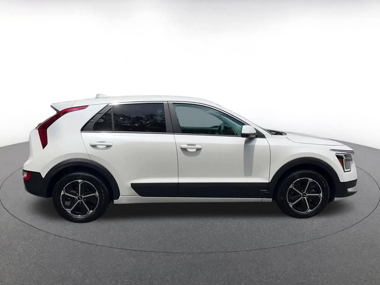 Thumbnail: 2026 Kia Niro - 16