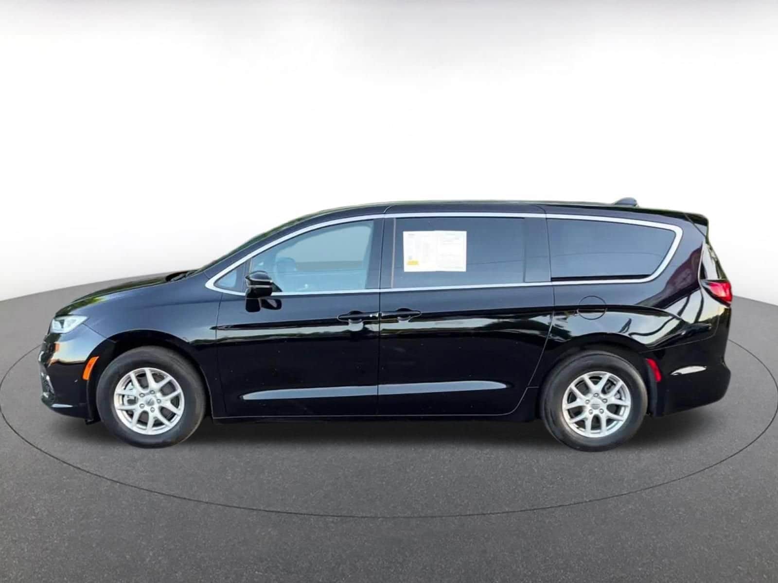 Thumbnail: 2025 Chrysler Pacifica - 9