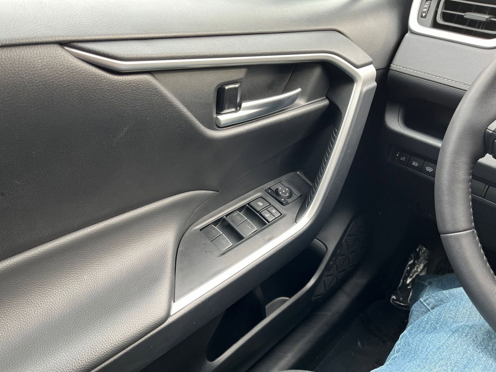 Thumbnail: 2025 Toyota RAV4 - 20