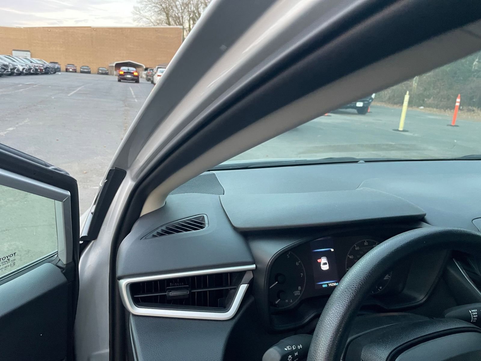 Thumbnail: 2025 Toyota Corolla - 32