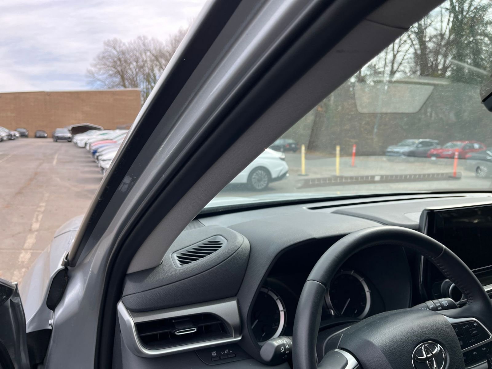 Thumbnail: 2025 Toyota Highlander - 35