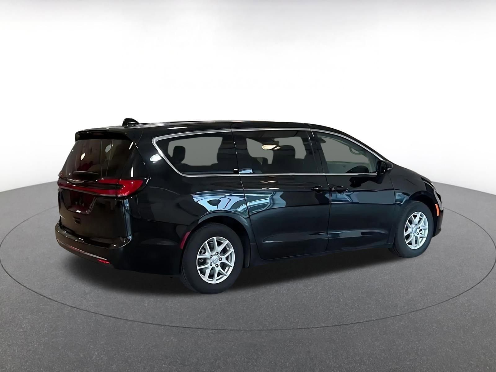 Thumbnail: 2024 Chrysler Pacifica - 14