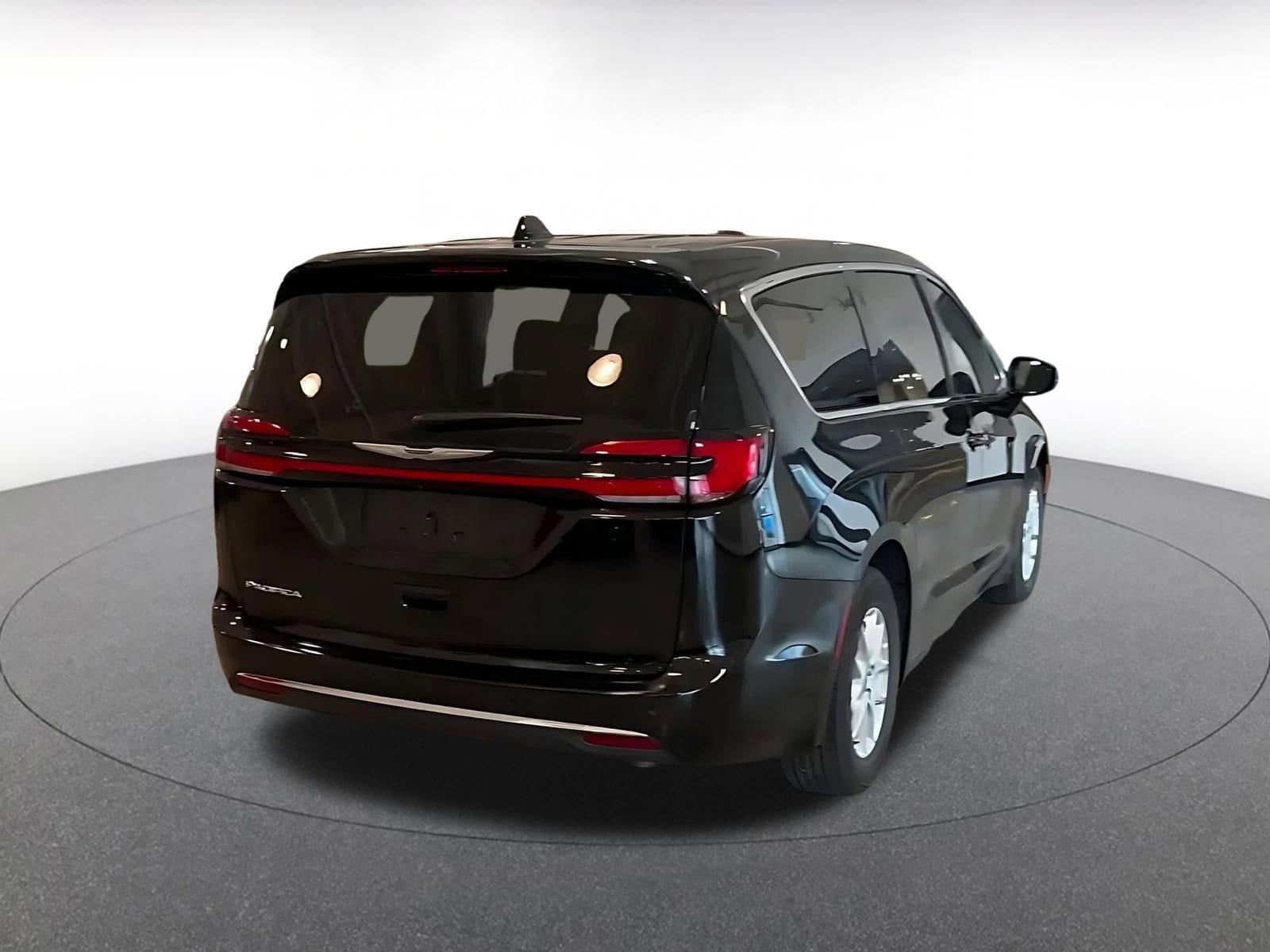 Thumbnail: 2025 Chrysler Pacifica - 15