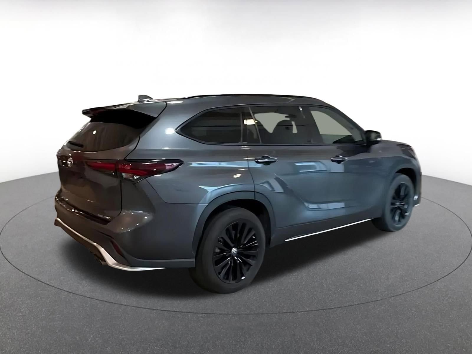 Thumbnail: 2025 Toyota Highlander - 15
