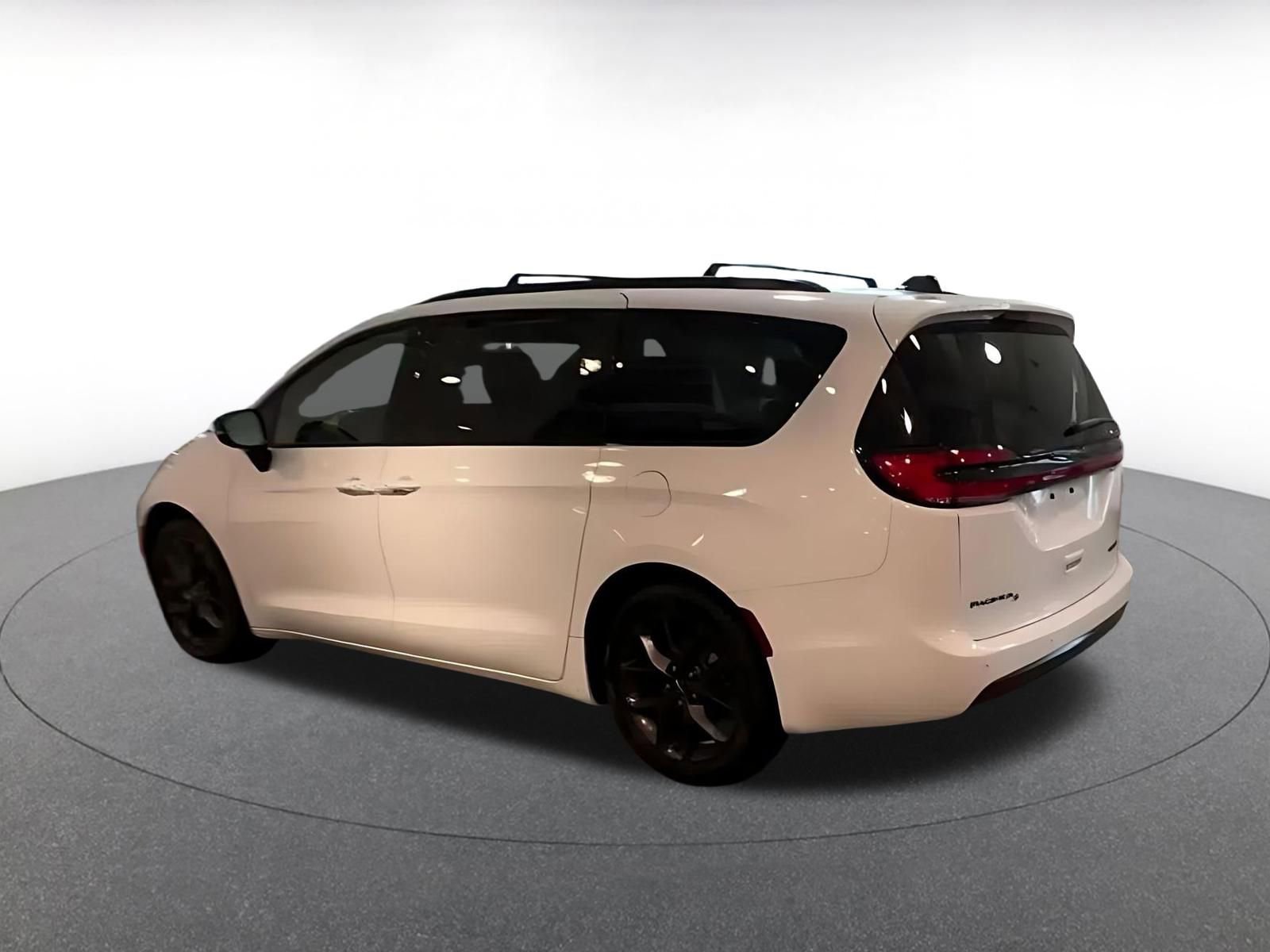 Thumbnail: 2025 Chrysler Pacifica - 10