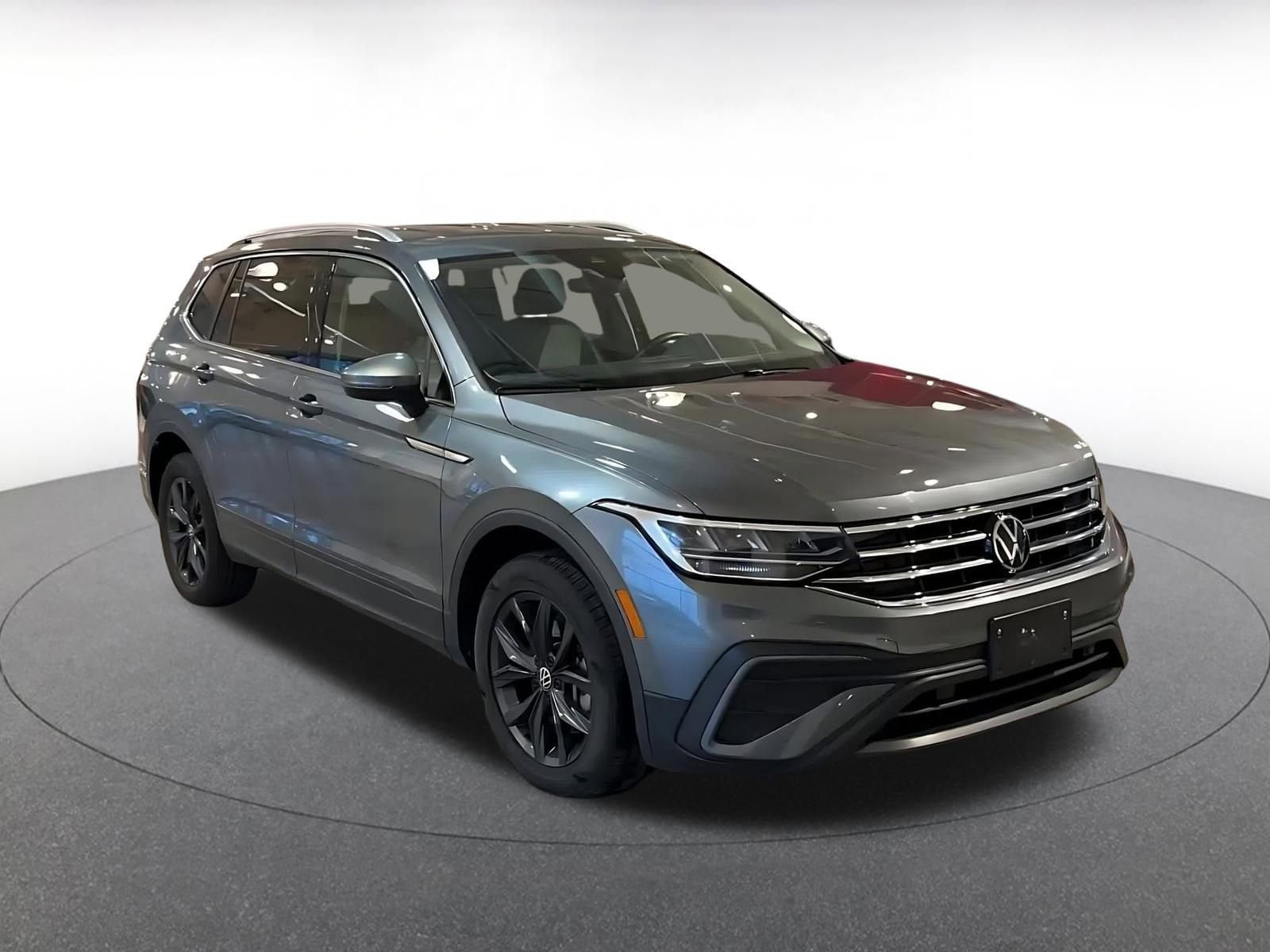 Thumbnail: 2024 Volkswagen Tiguan - 3