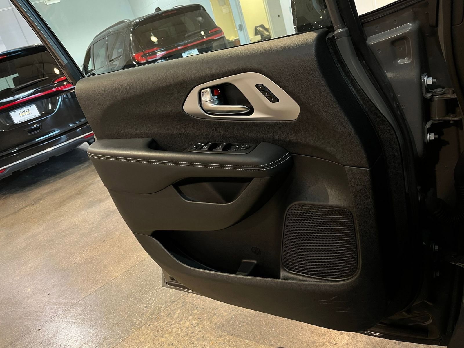 Thumbnail: 2025 Chrysler Pacifica - 18