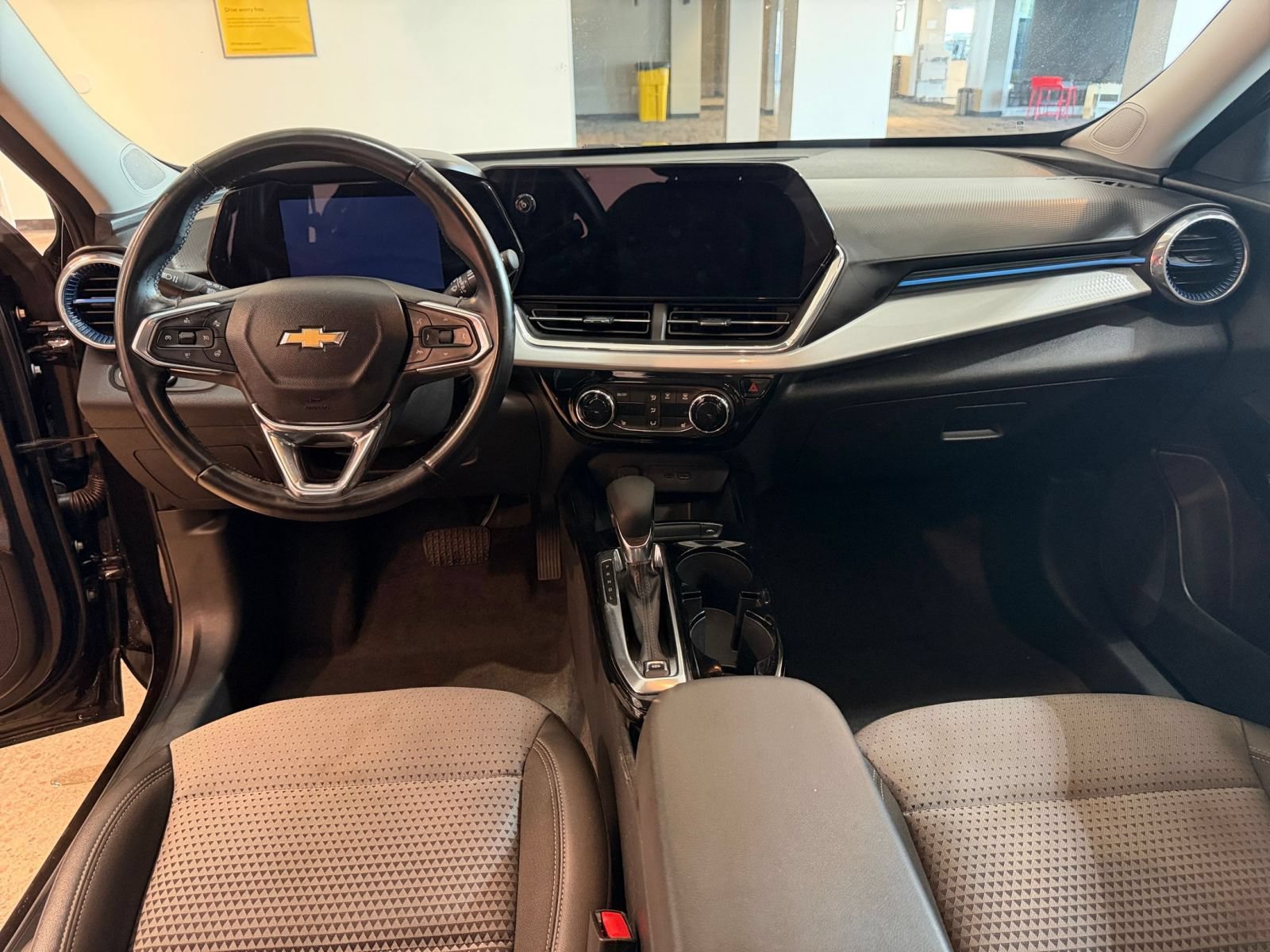 Thumbnail: 2025 Chevrolet Trax - 32