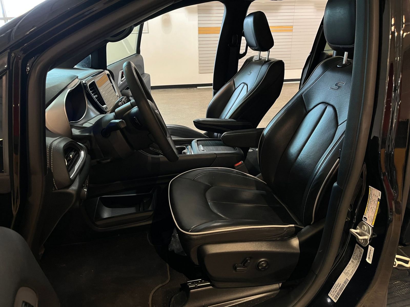 Thumbnail: 2025 Chrysler Pacifica - 29