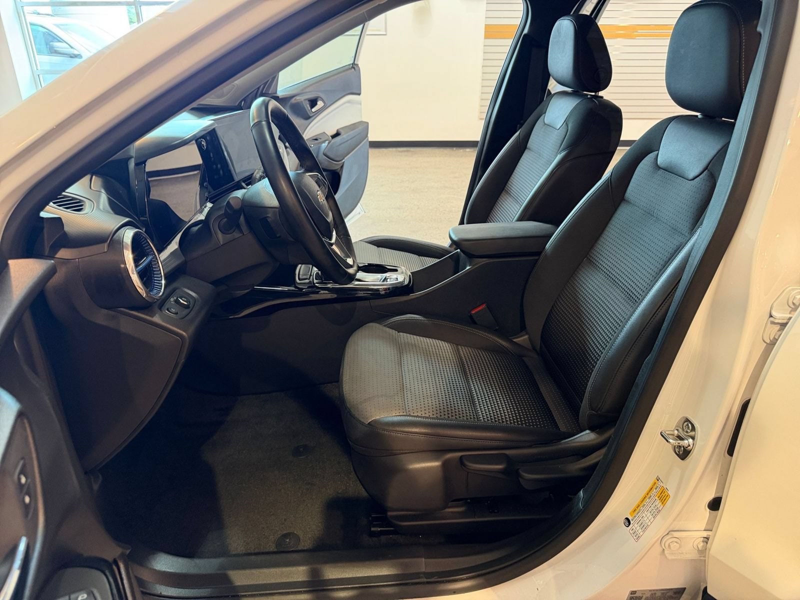 Thumbnail: 2025 Chevrolet Trax - 21
