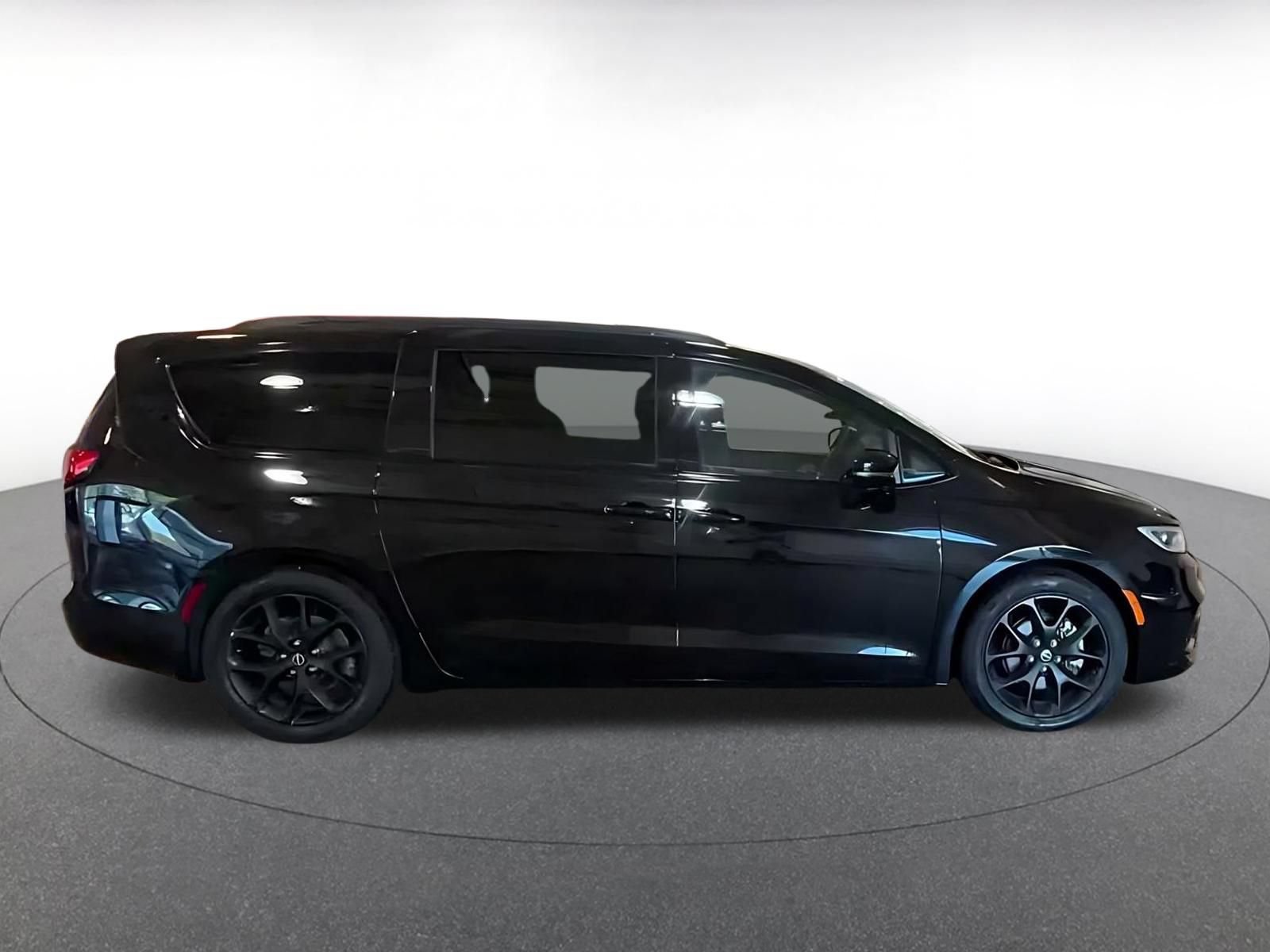 Thumbnail: 2025 Chrysler Pacifica - 13