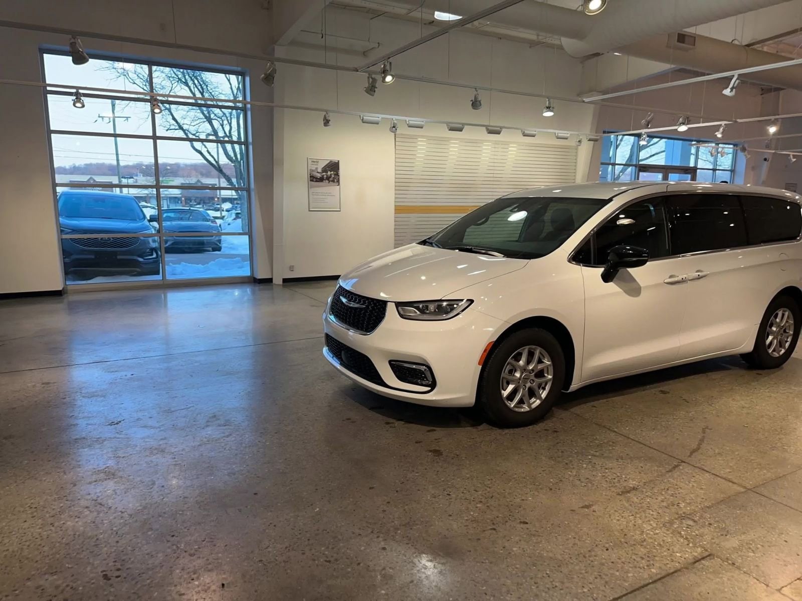 Thumbnail: 2025 Chrysler Pacifica - 8