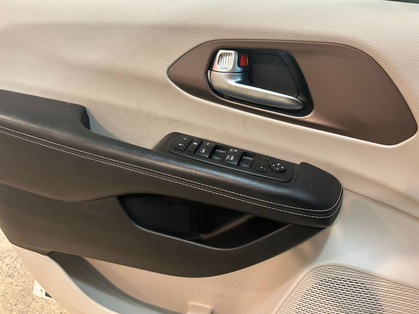 Thumbnail: 2024 Chrysler Voyager - 18