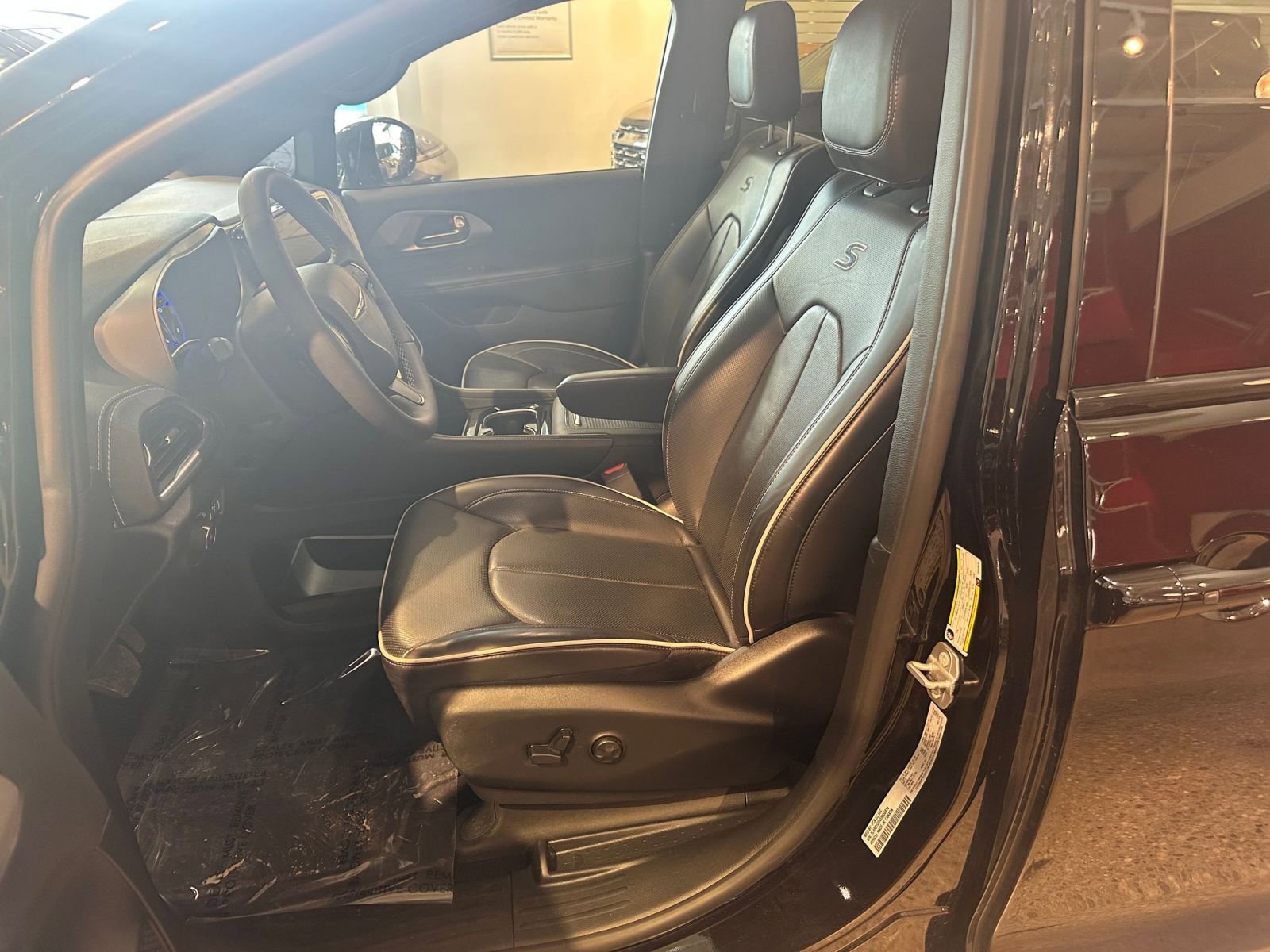 Thumbnail: 2025 Chrysler Pacifica - 28