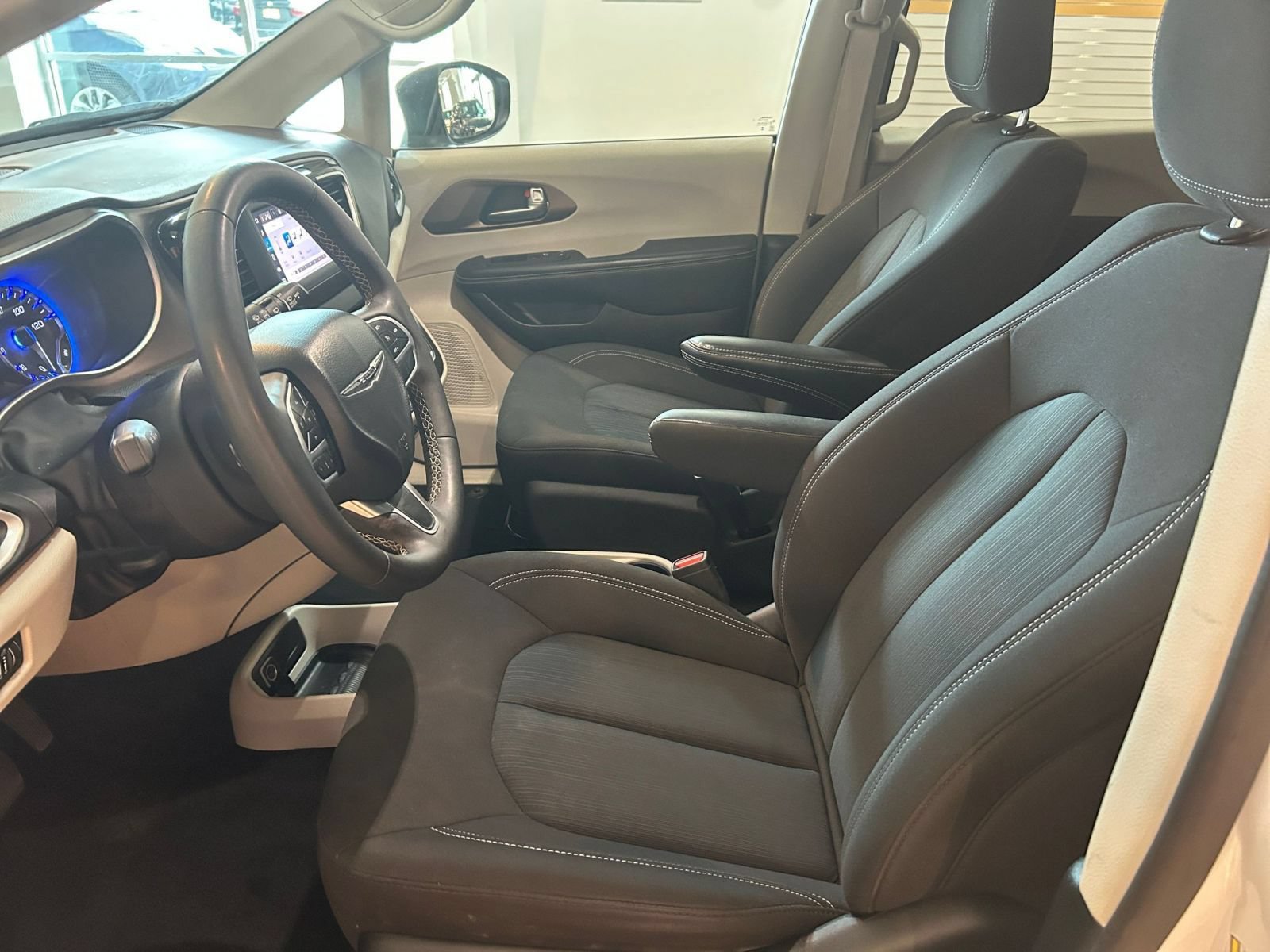 Thumbnail: 2024 Chrysler Voyager - 27