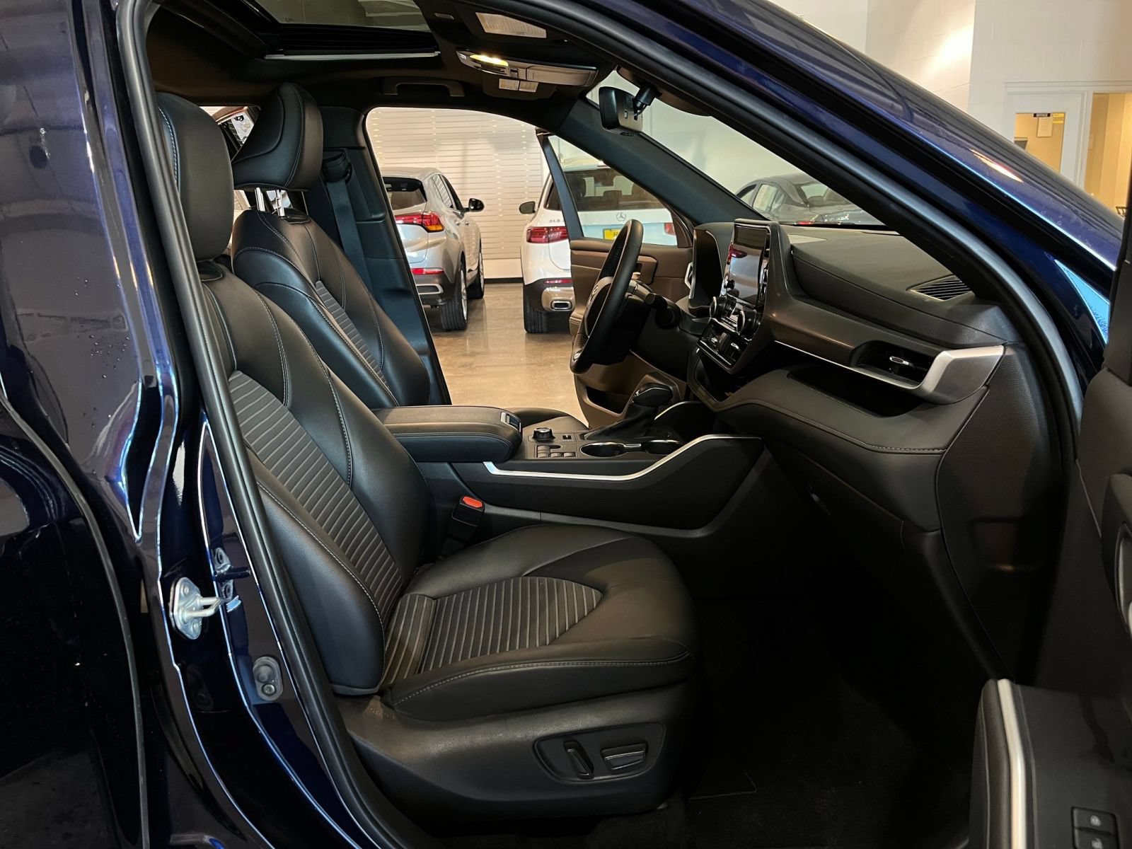 Thumbnail: 2025 Toyota Highlander - 34