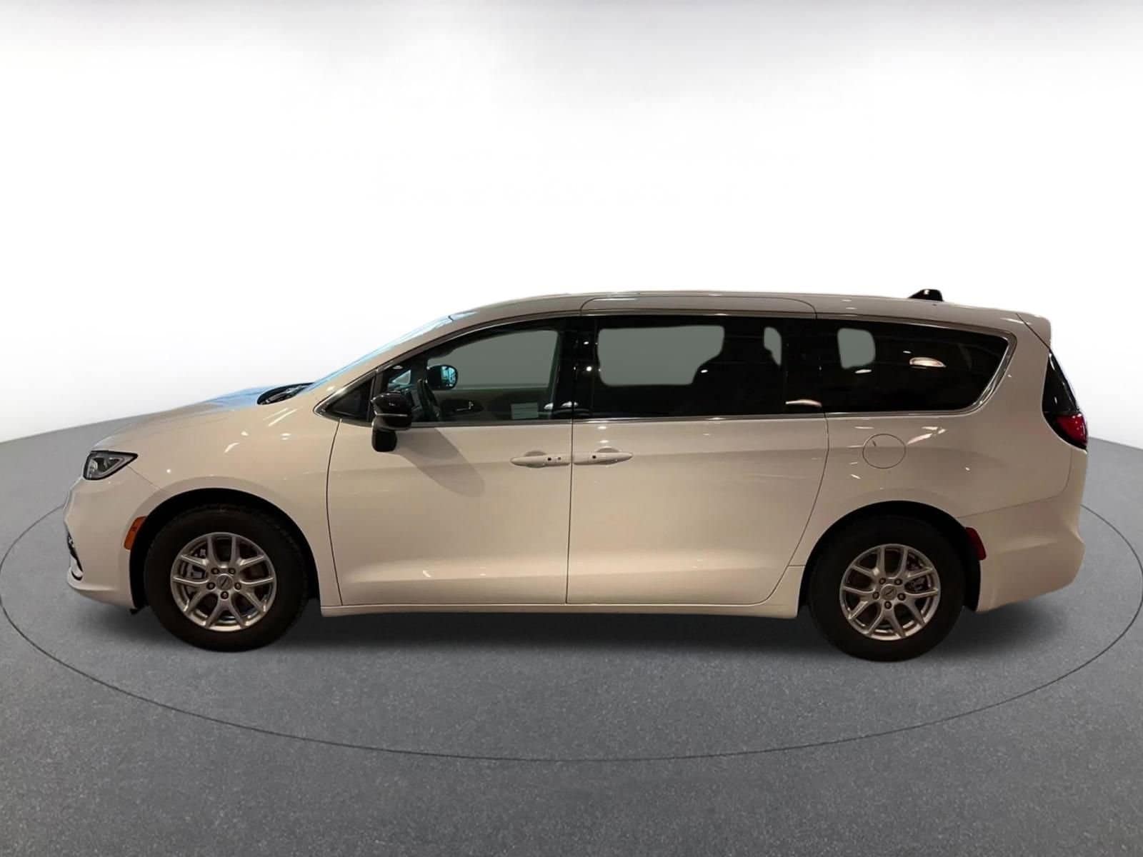 Thumbnail: 2024 Chrysler Pacifica - 9