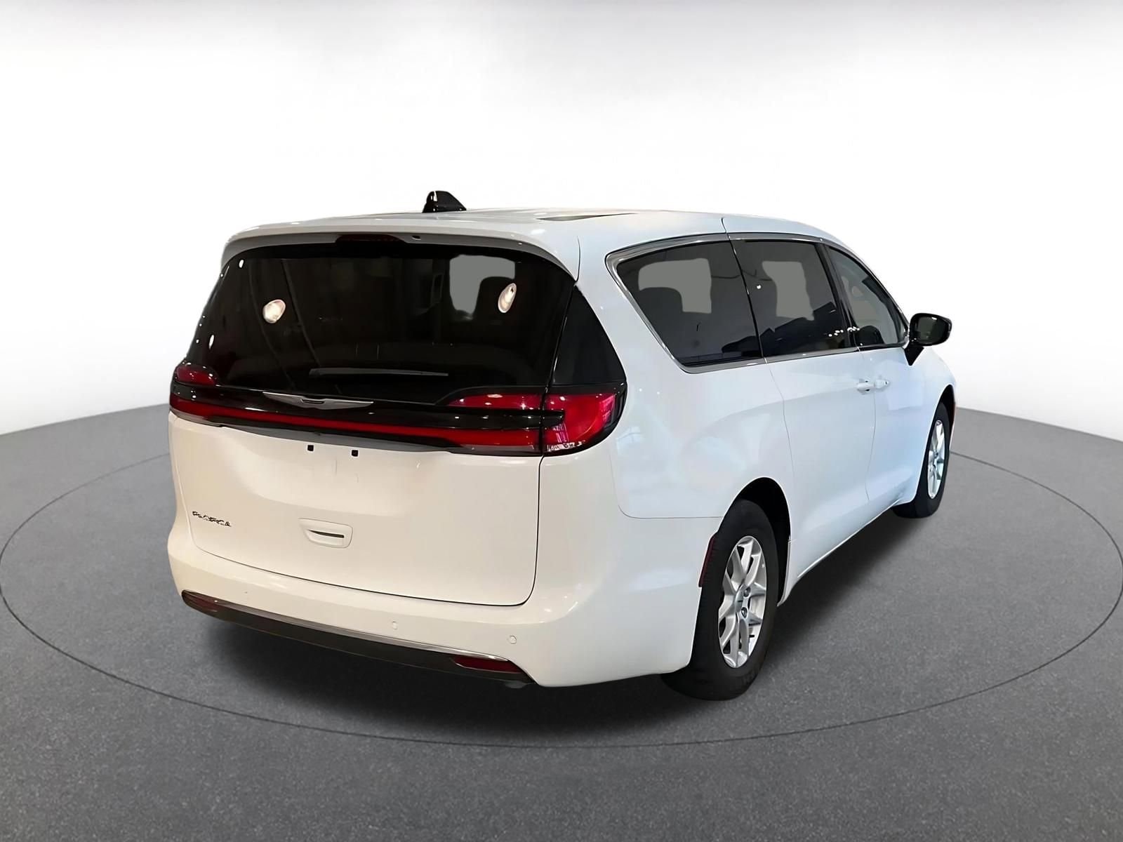 Thumbnail: 2024 Chrysler Pacifica - 14