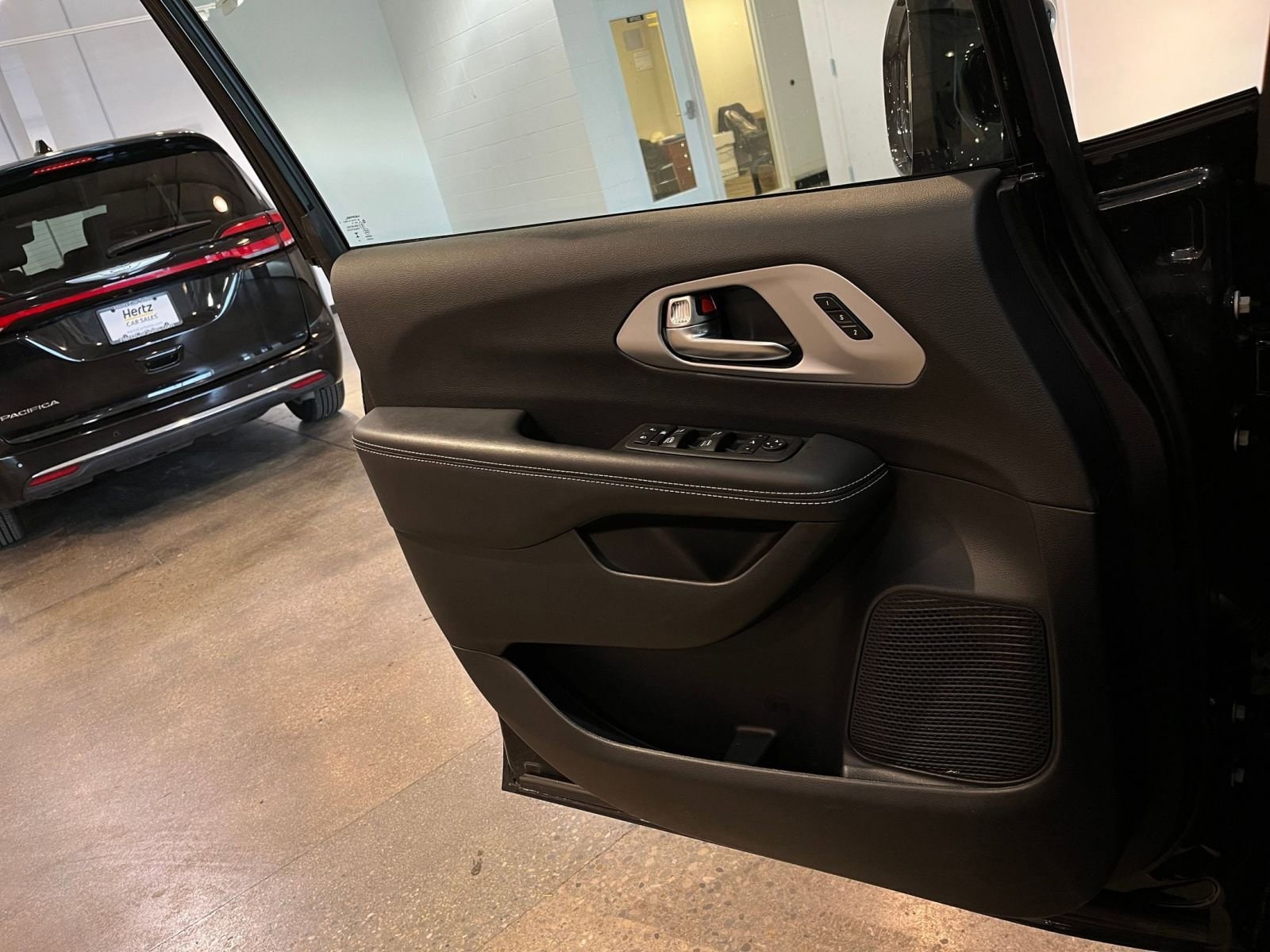 Thumbnail: 2025 Chrysler Pacifica - 18