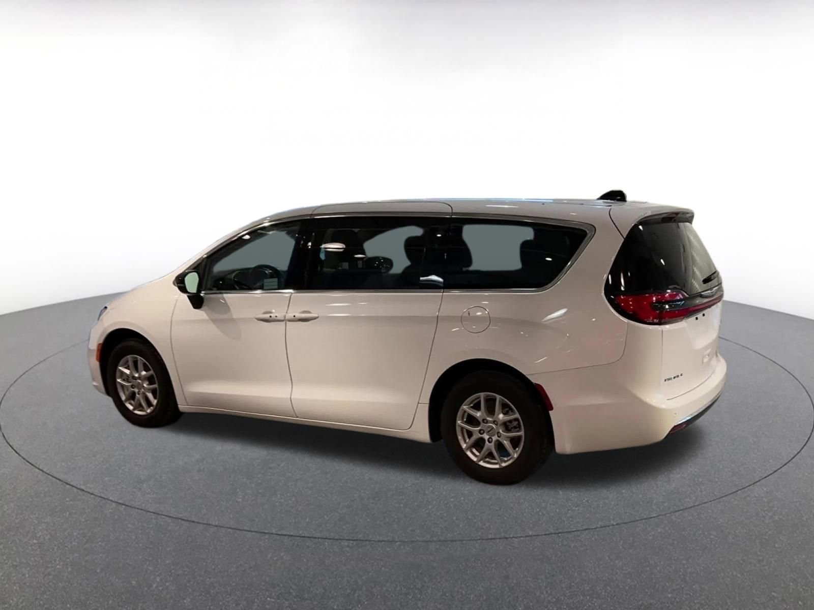 Thumbnail: 2024 Chrysler Pacifica - 10