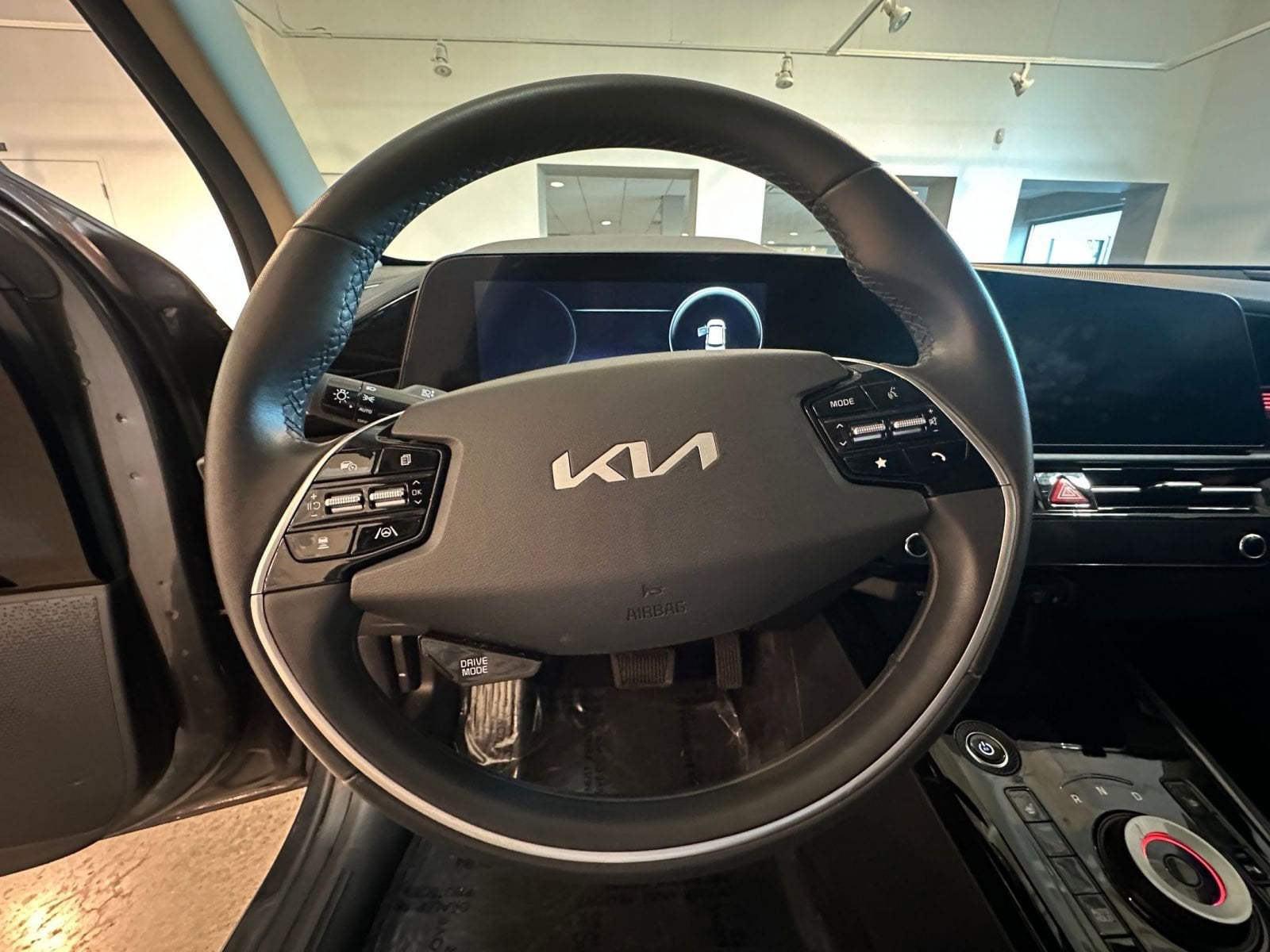 Thumbnail: 2023 Kia Niro - 32
