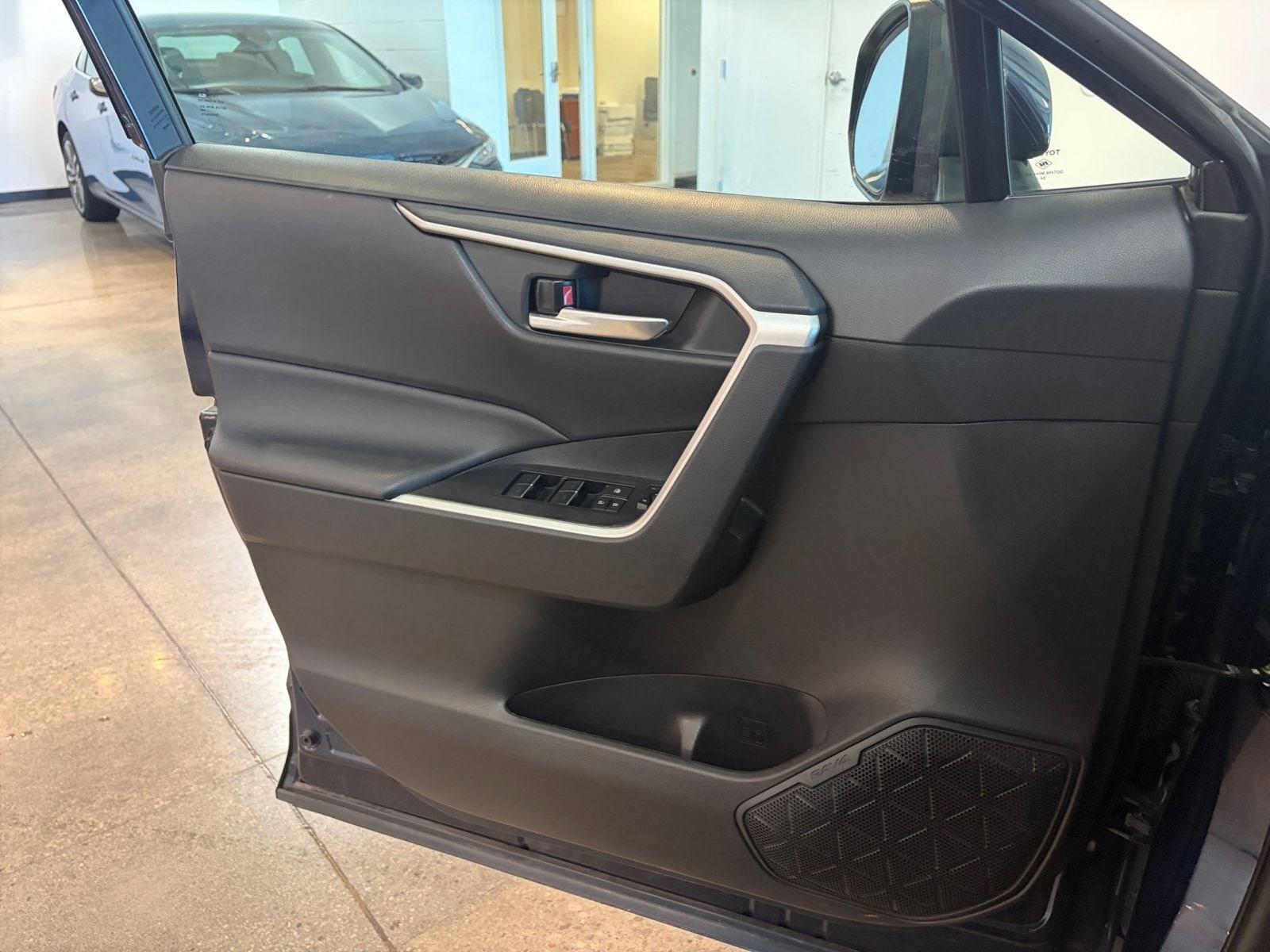 Thumbnail: 2025 Toyota RAV4 - 21