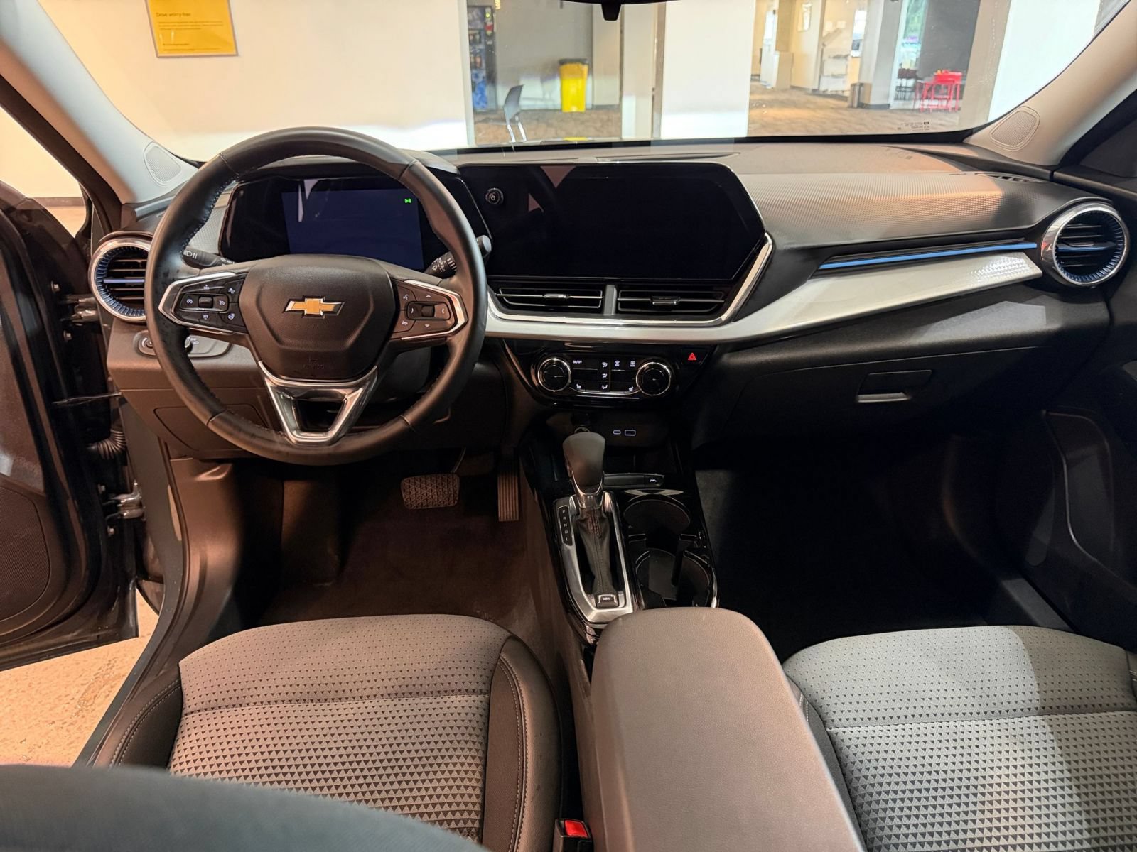Thumbnail: 2025 Chevrolet Trax - 32