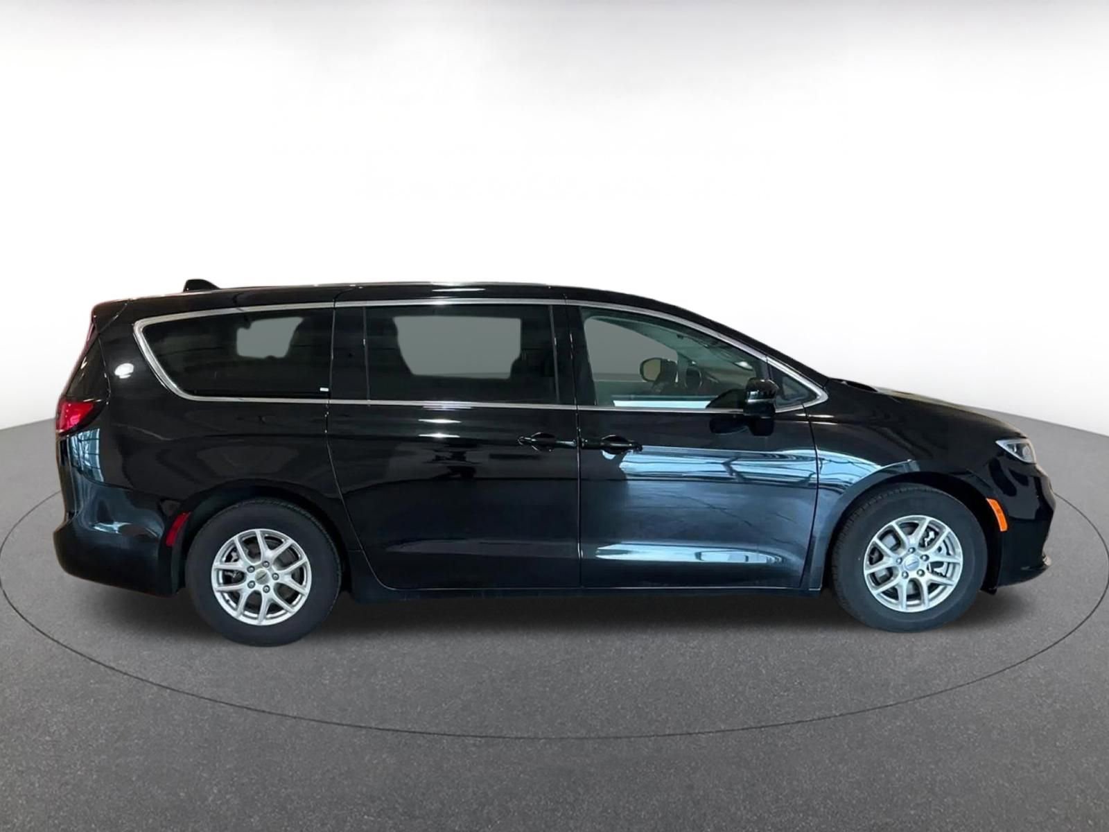 Thumbnail: 2024 Chrysler Pacifica - 16