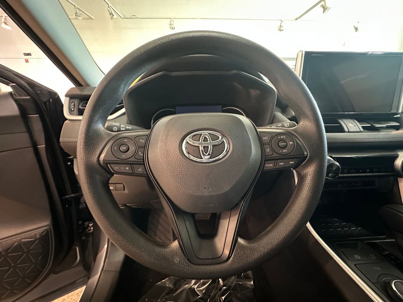 Thumbnail: 2025 Toyota RAV4 - 28