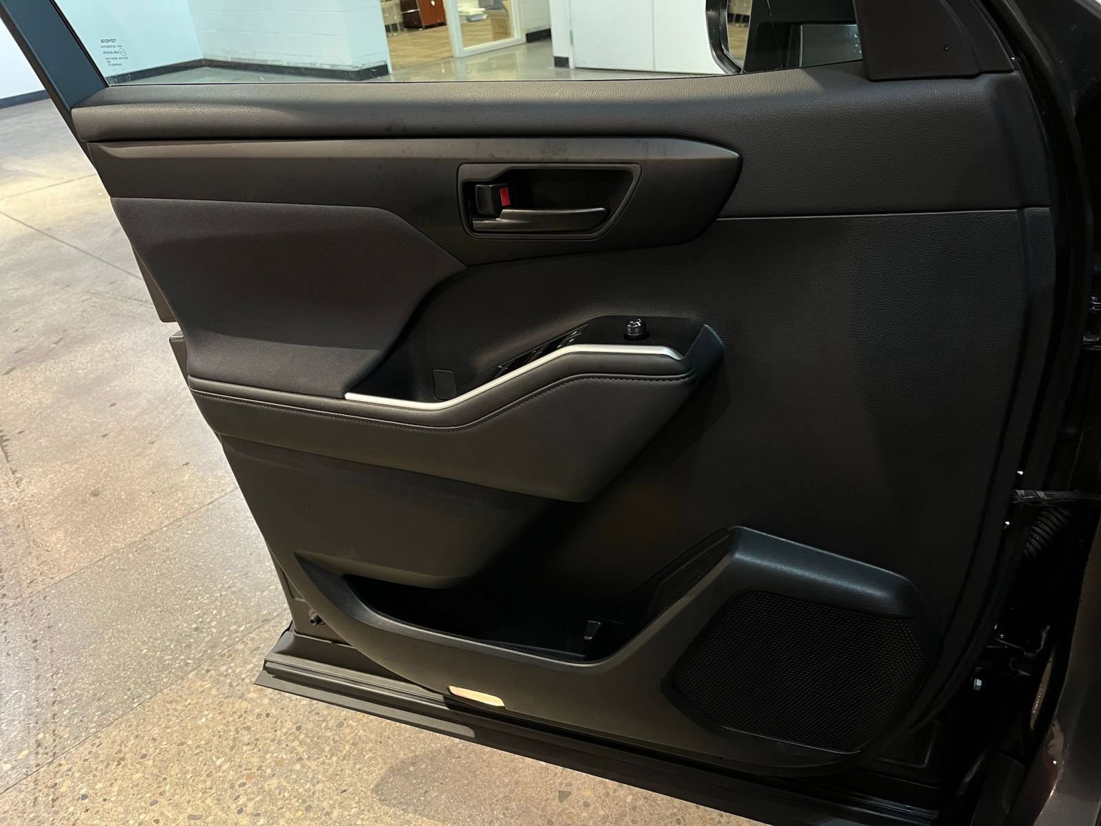 Thumbnail: 2025 Toyota Highlander - 18