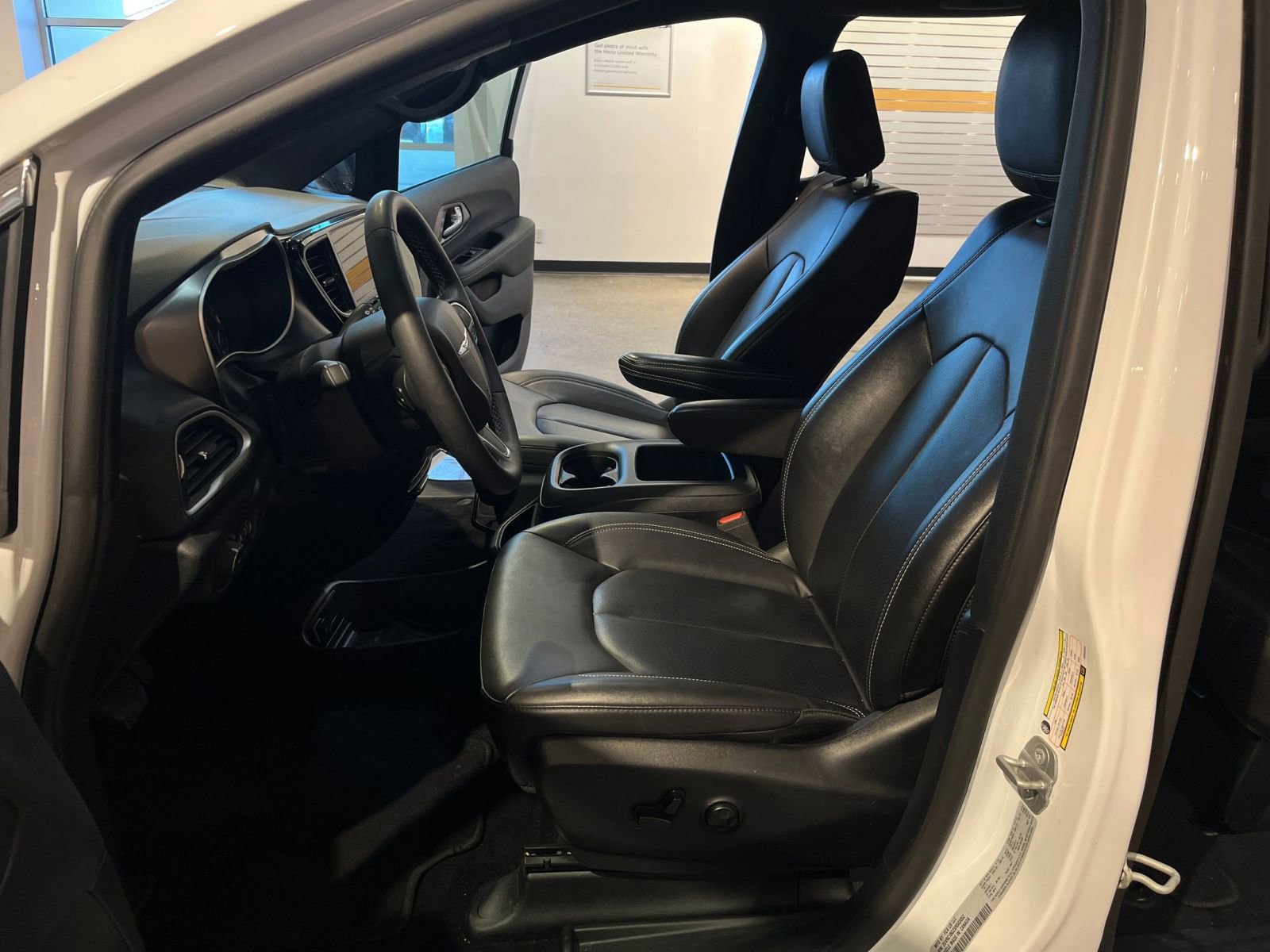 Thumbnail: 2025 Chrysler Pacifica - 28