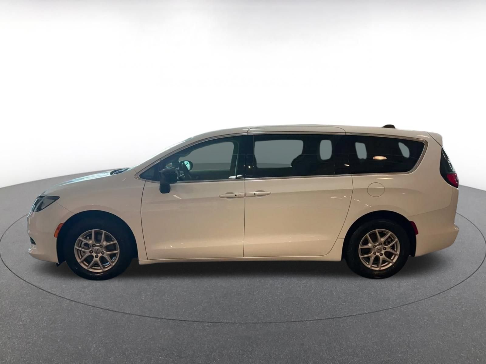 Thumbnail: 2024 Chrysler Voyager - 8