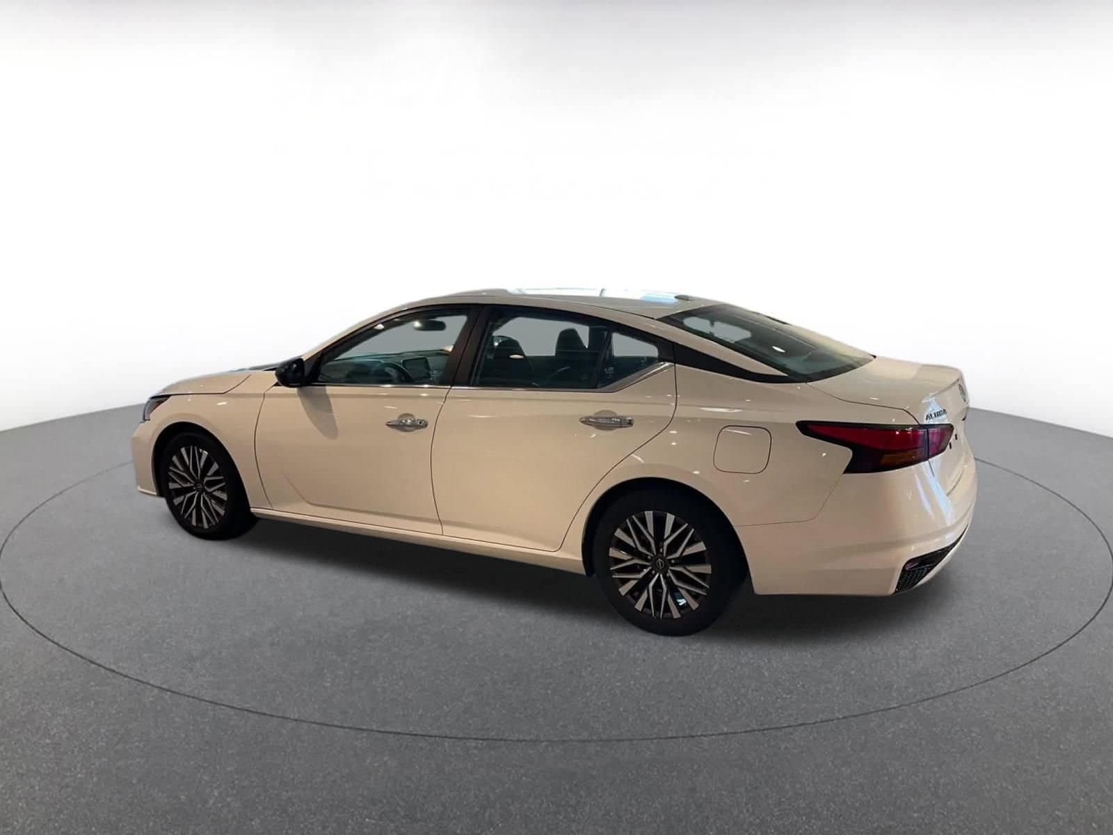 Thumbnail: 2025 Nissan Altima - 10