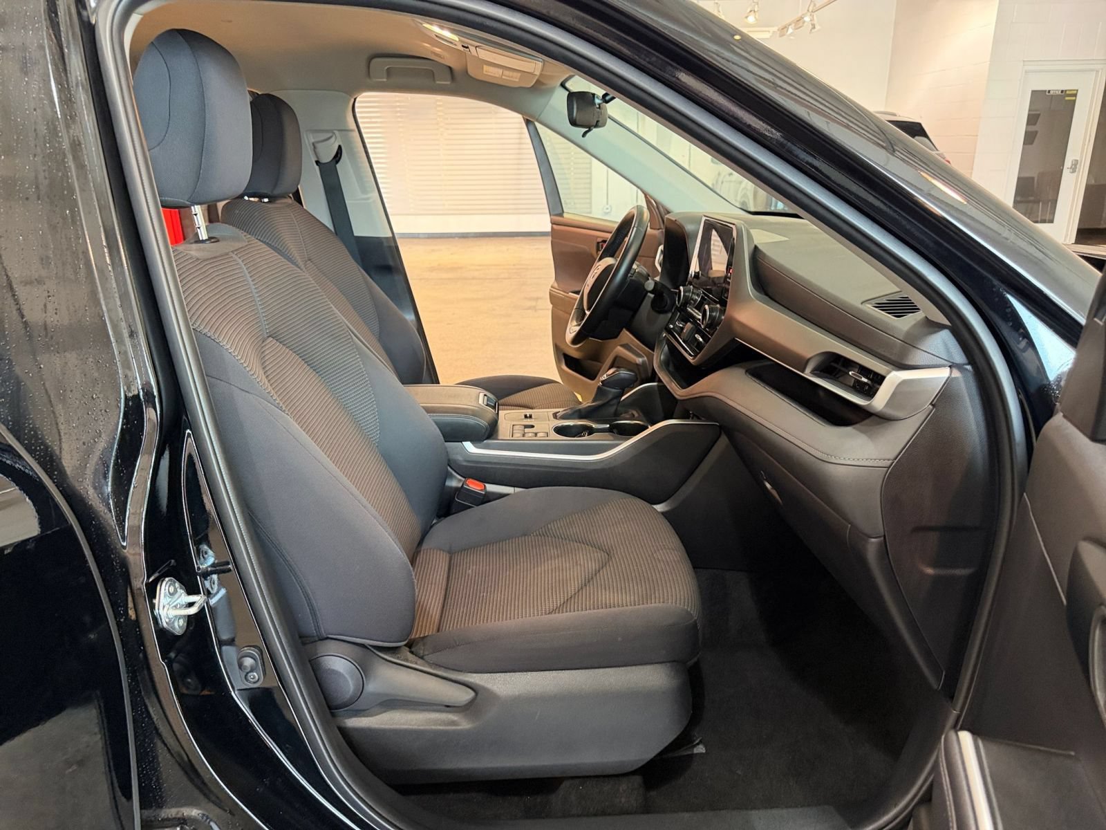 Thumbnail: 2025 Toyota Highlander - 33