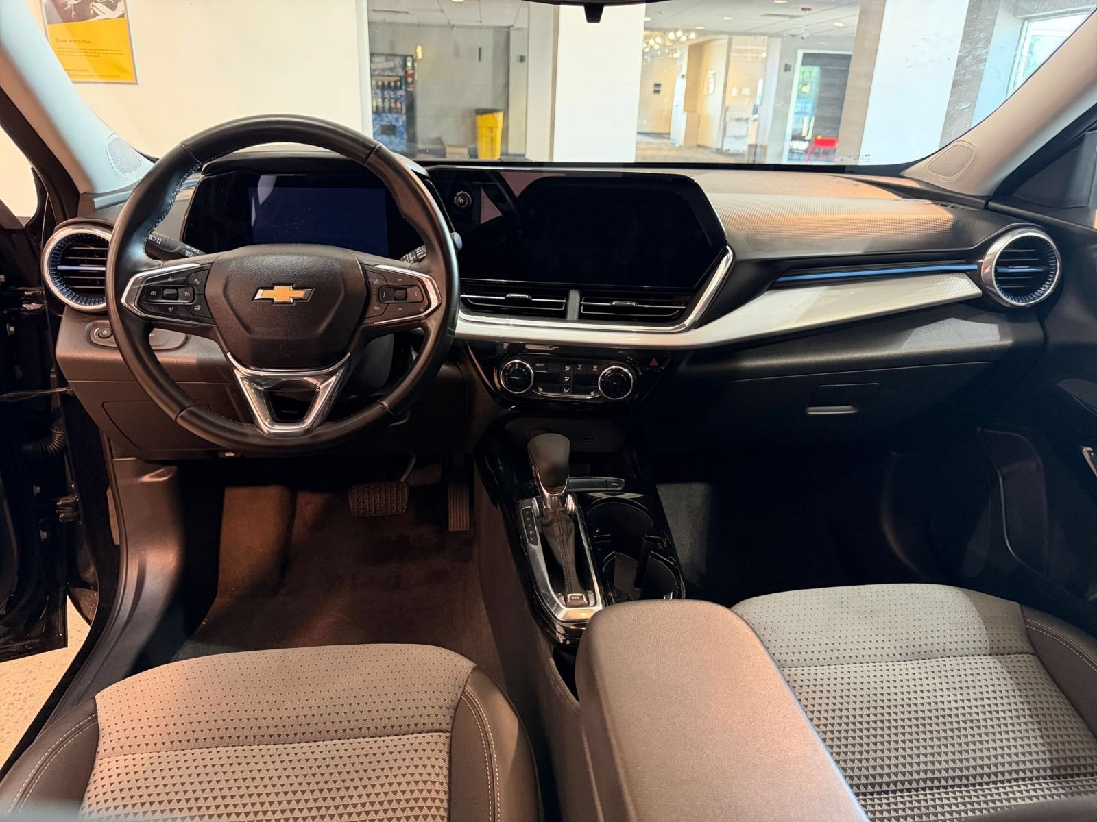 Thumbnail: 2025 Chevrolet Trax - 32